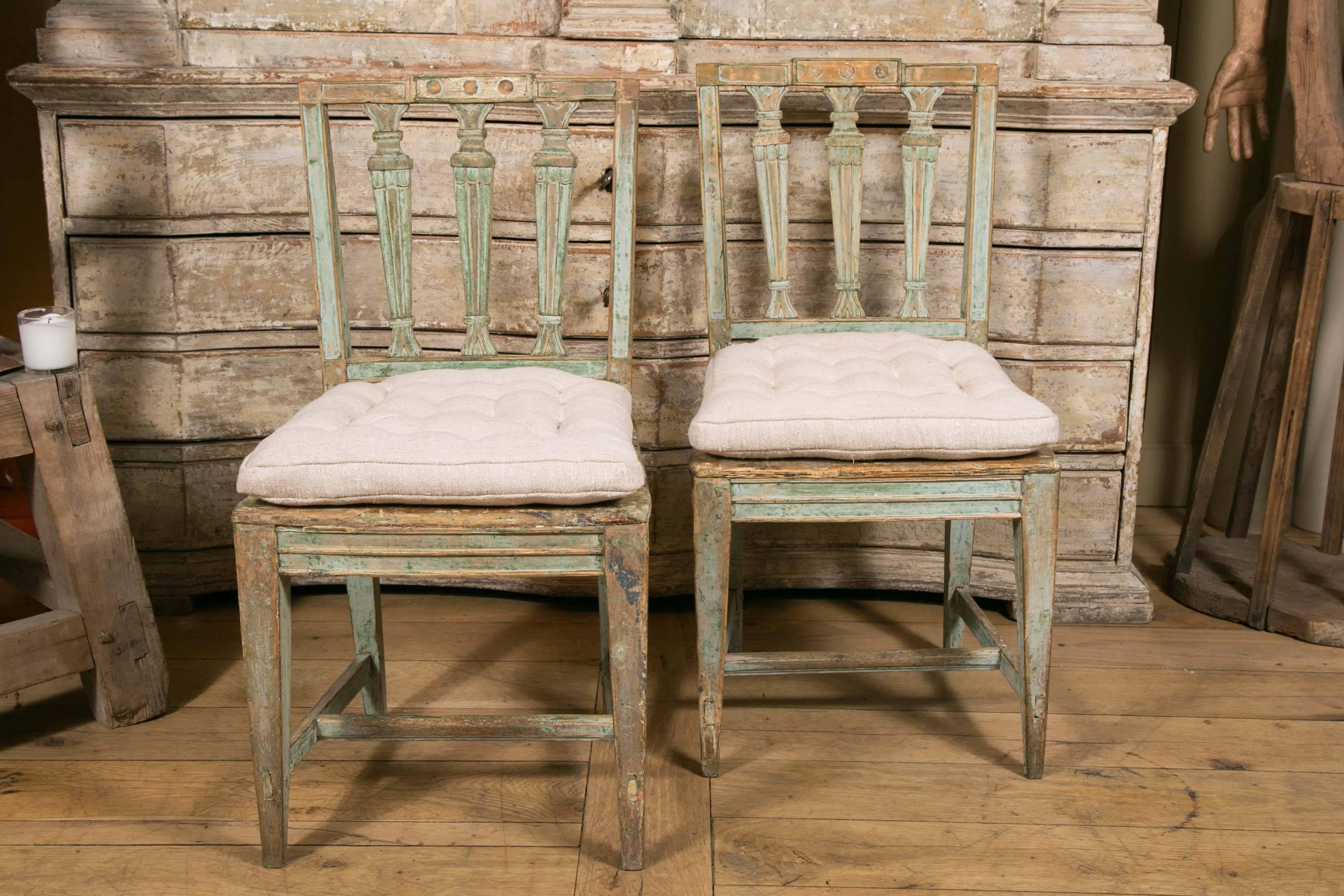 Very elegant model with three stylized carved columns in the backrest and beautiful vivid green patina of origin.
Seating is in plain wood so we have added a soft linen cushion for more comfort.
From Sweden 19th century.