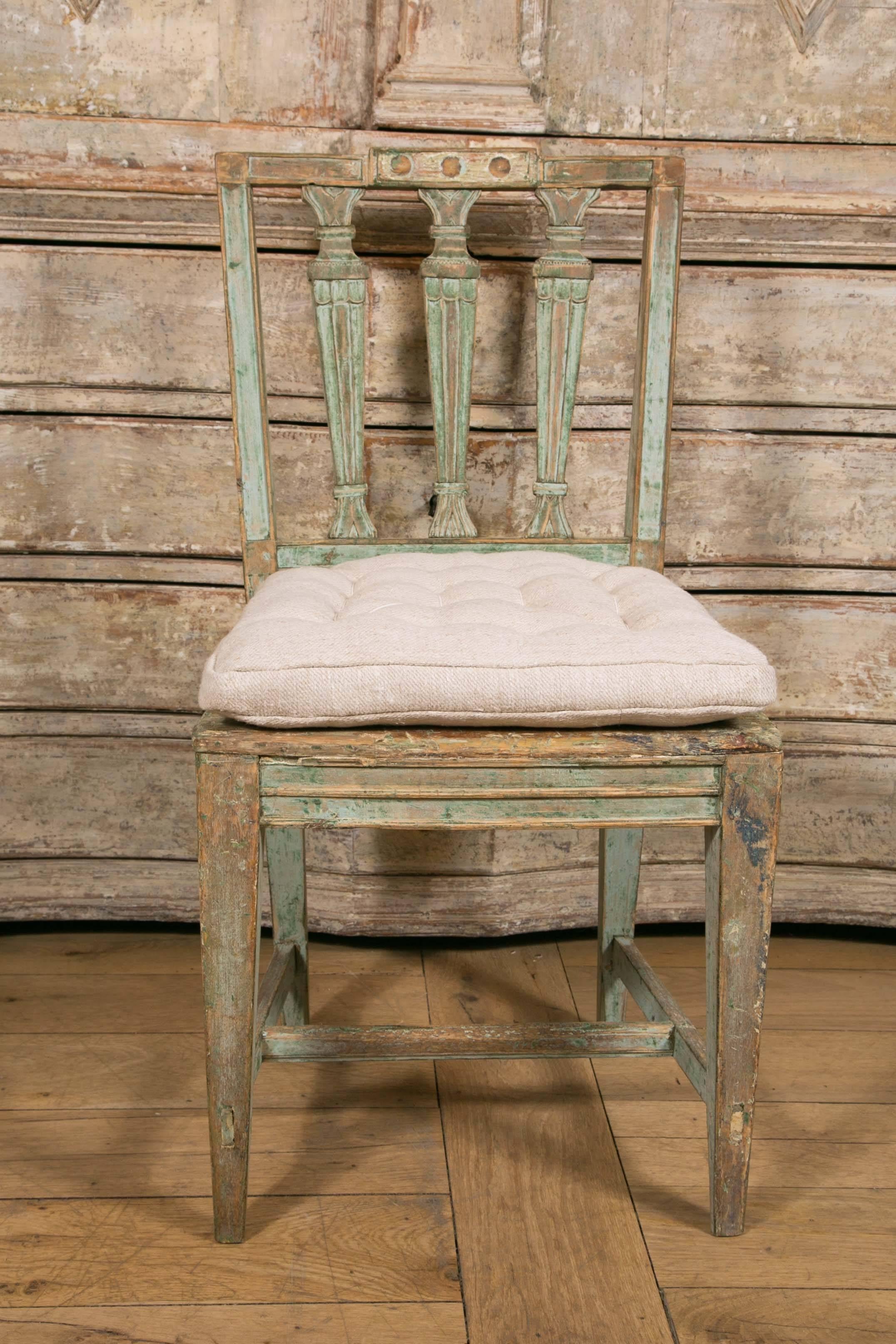 Pair of Swedish Gustavian Chairs with Green Patina of Origin In Excellent Condition For Sale In Paris, FR