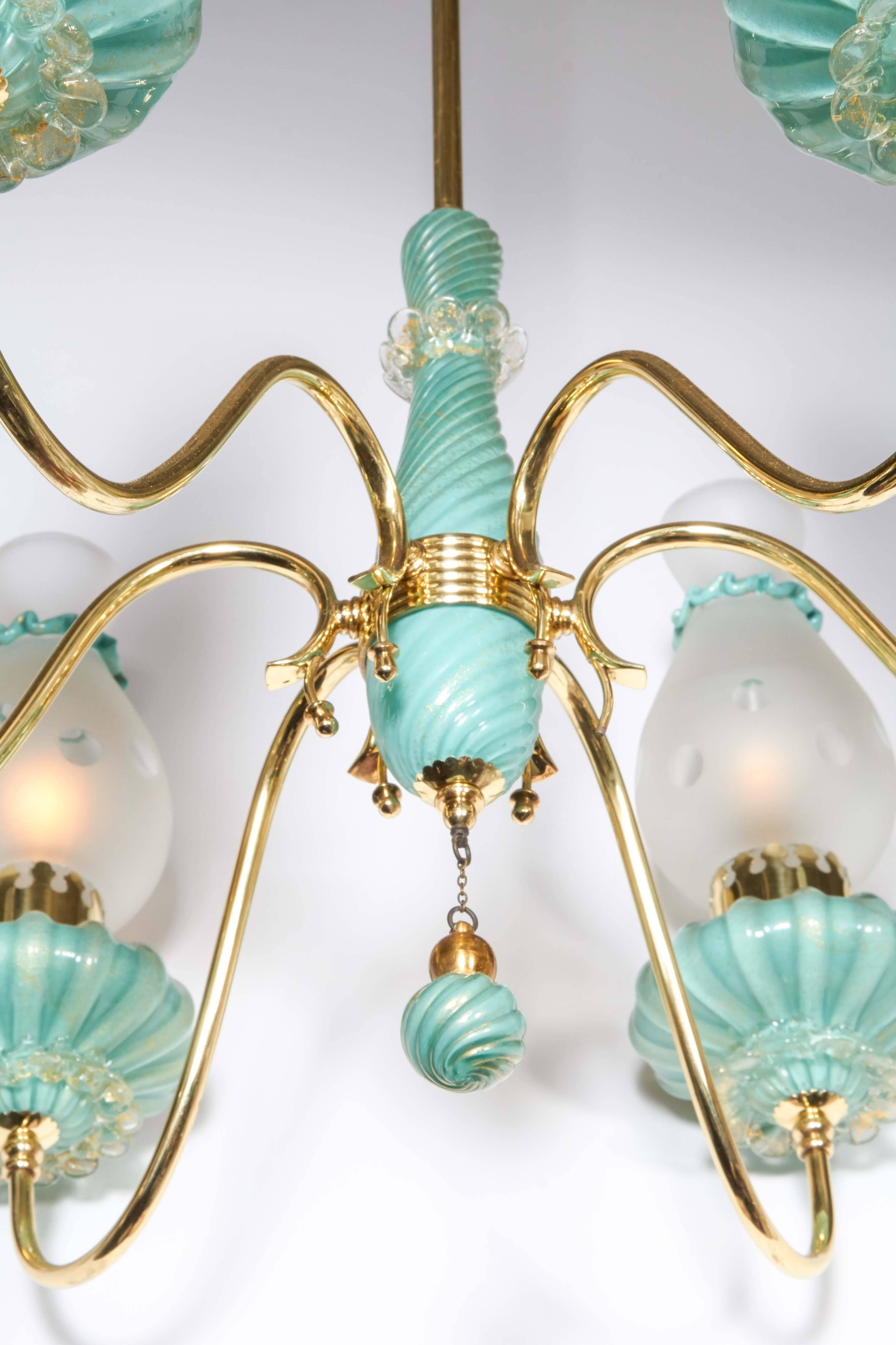 Attribuito a Seguso Vetri d'Arte, questo lampadario italiano a sei bracci degli anni Cinquanta. Ha montature in ottone con vetro turchese avventurina soffiato a mano e paralumi in vetro smerigliato soffiato a mano con disegno a pois inciso.
Vetro