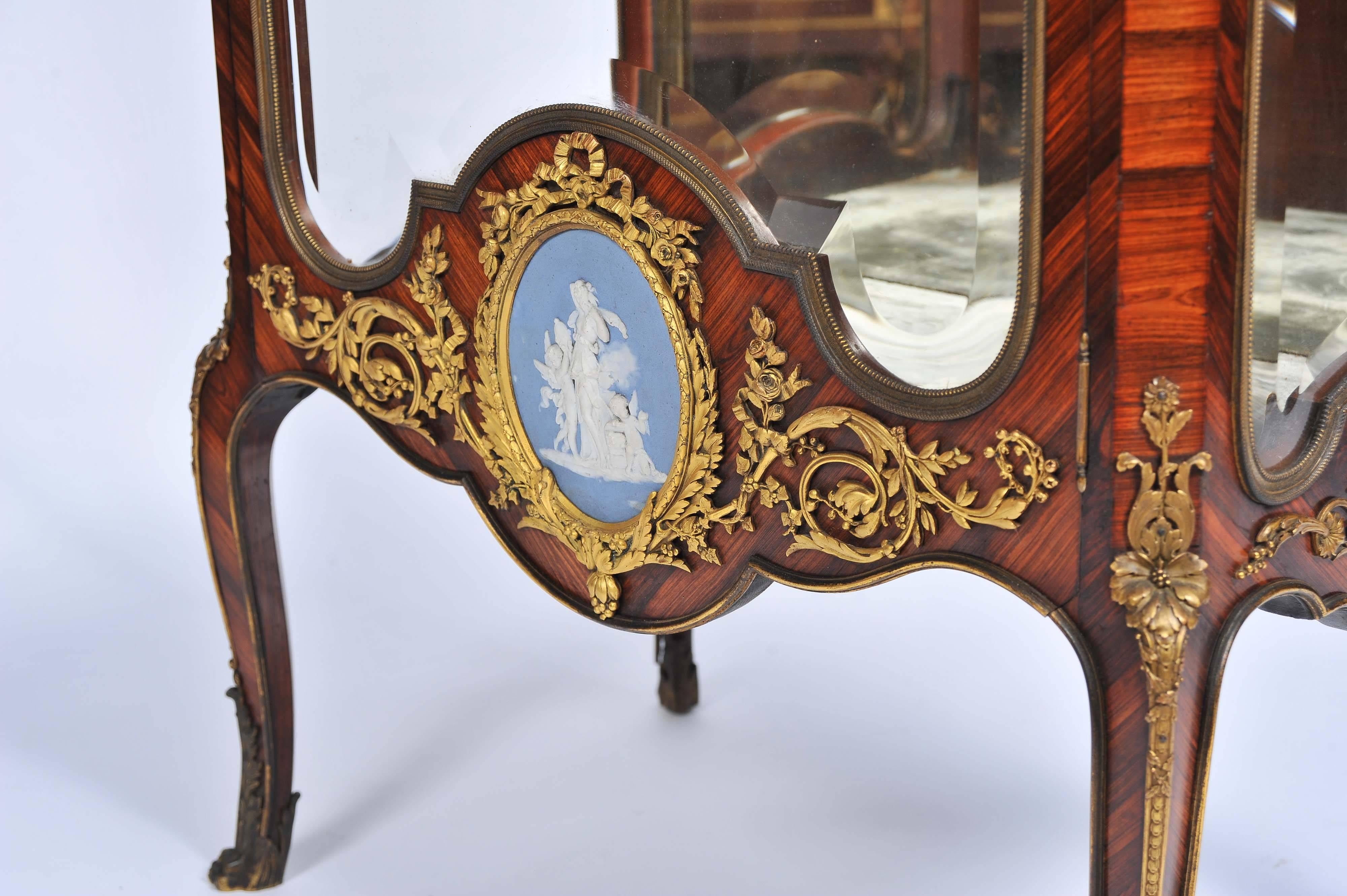 Signierte Linke-Vitrine, 19. Jahrhundert (Louis XV.) im Angebot