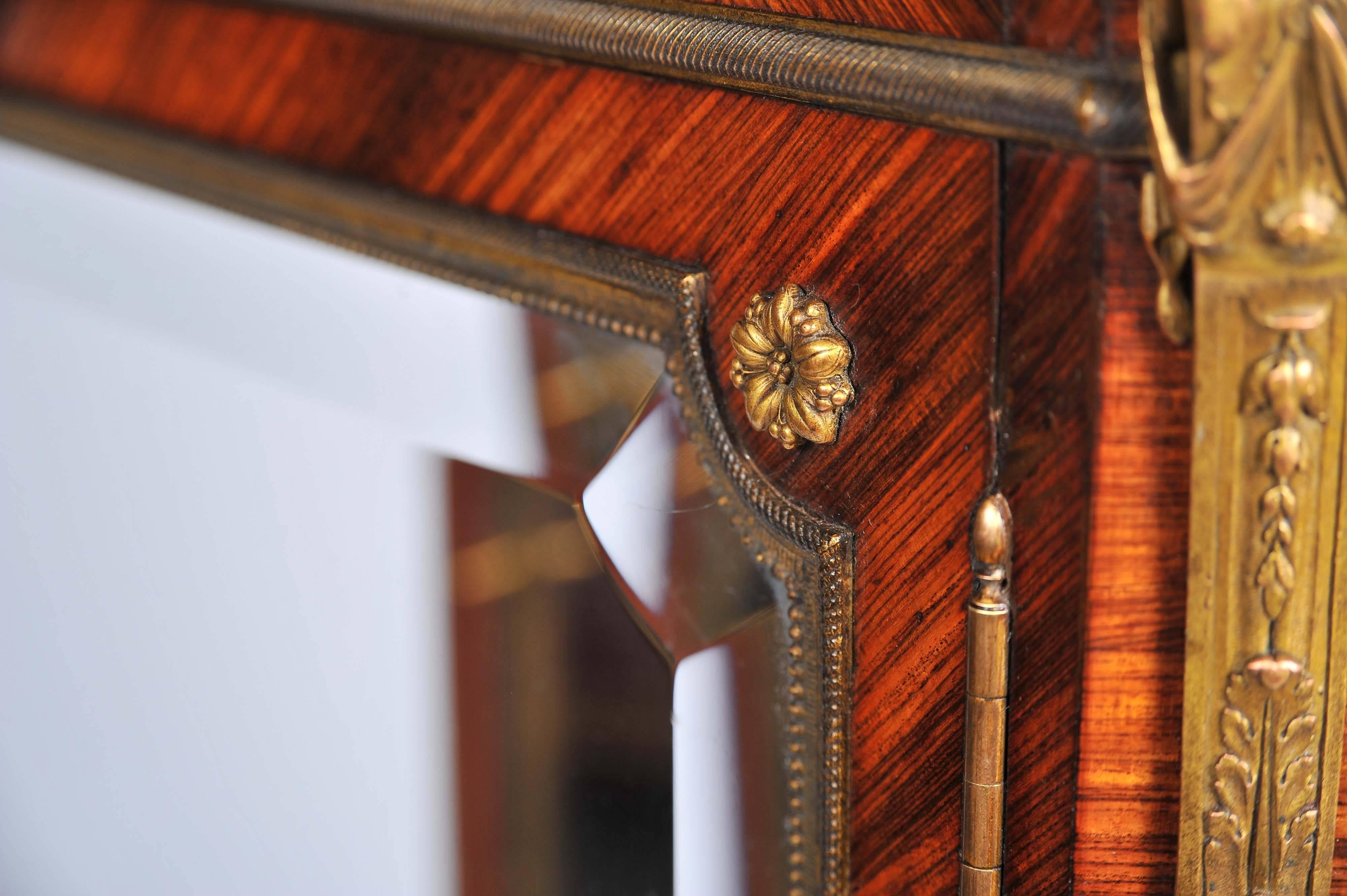 Signierte Linke-Vitrine, 19. Jahrhundert (Goldbronze) im Angebot