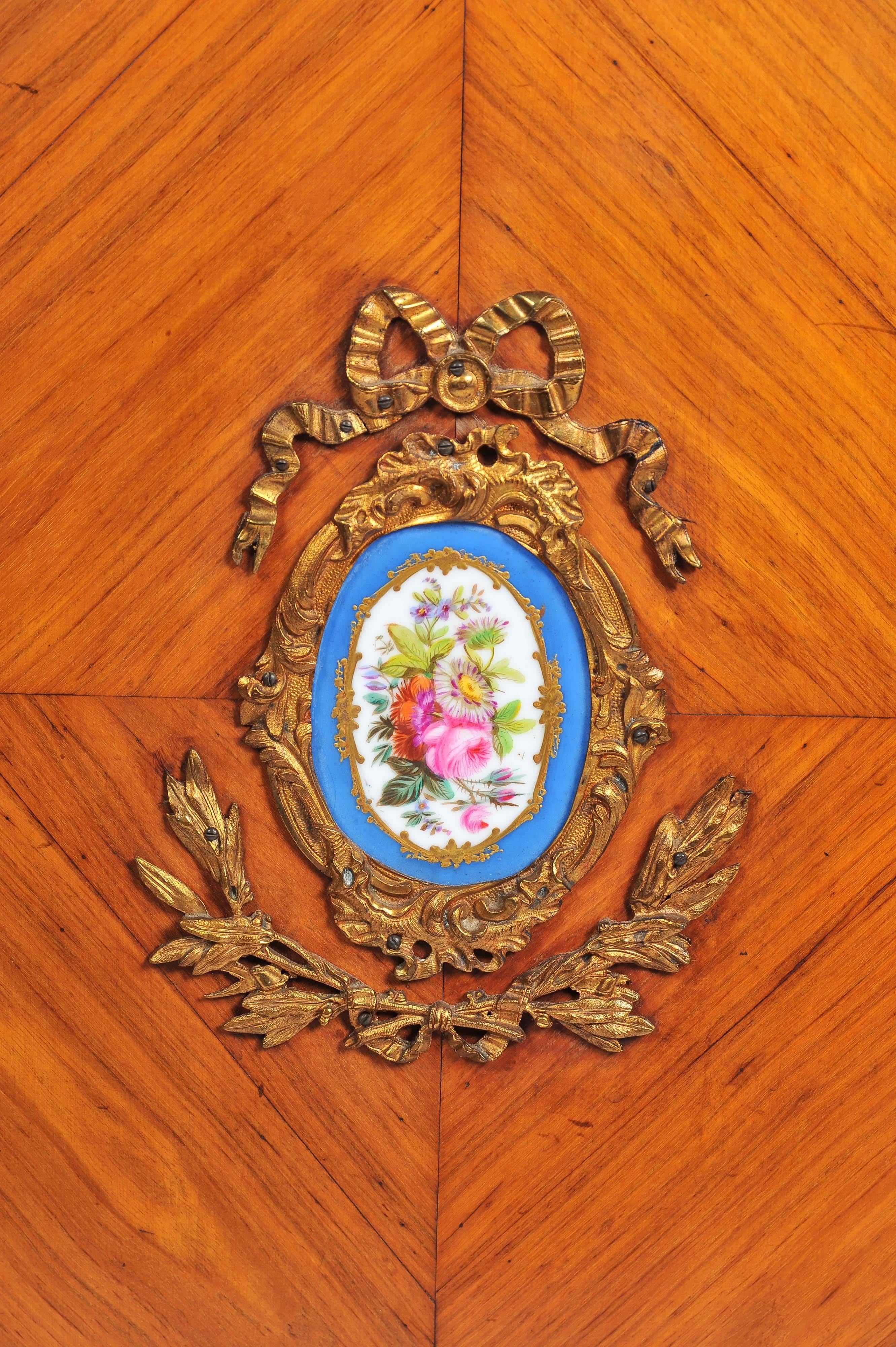 Français Paire d'armoires de pilier en bois de violette du 19ème siècle en vente