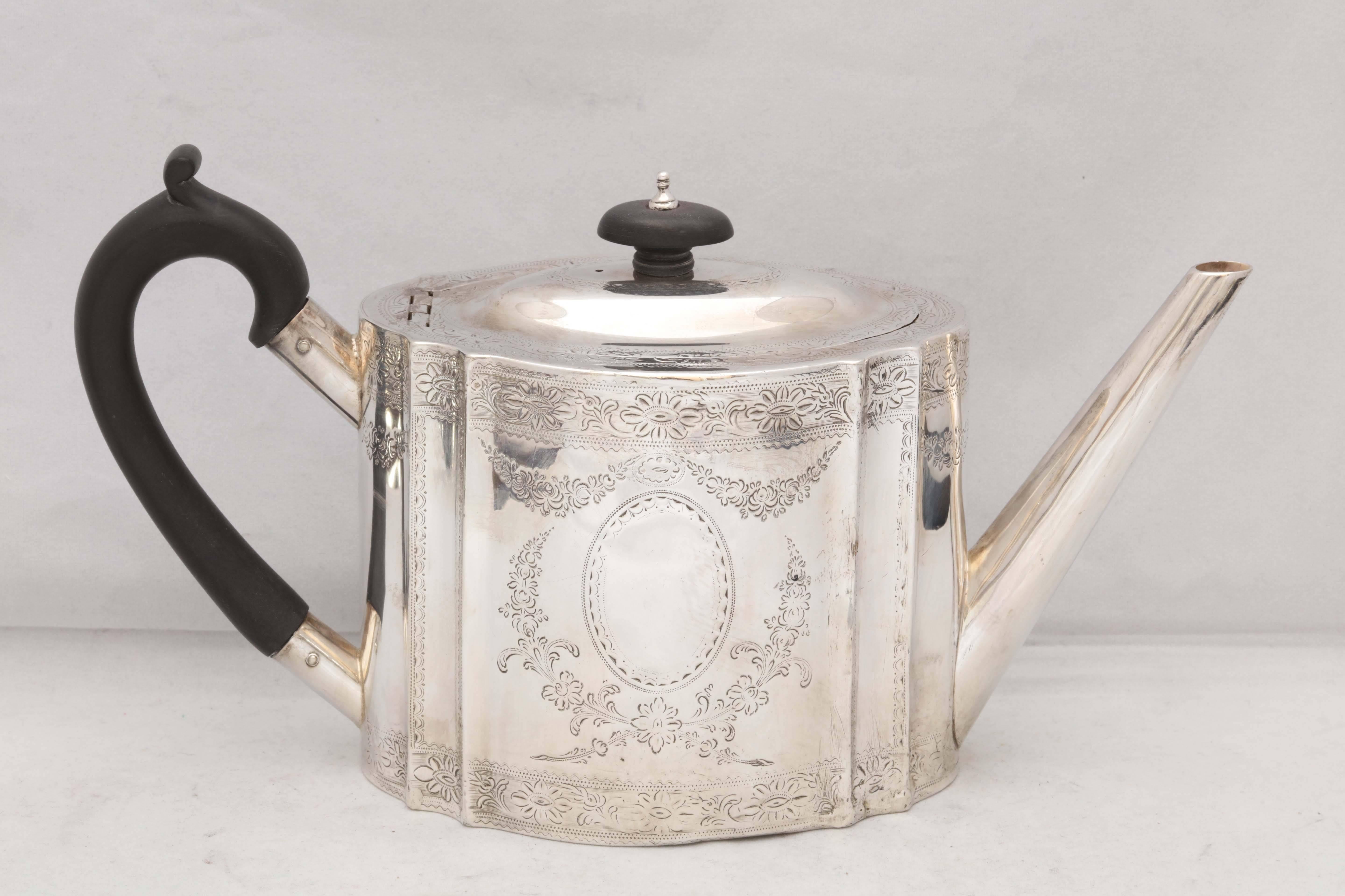 Georgian Sterling Silver Tea Pot In Good Condition In New York, NY