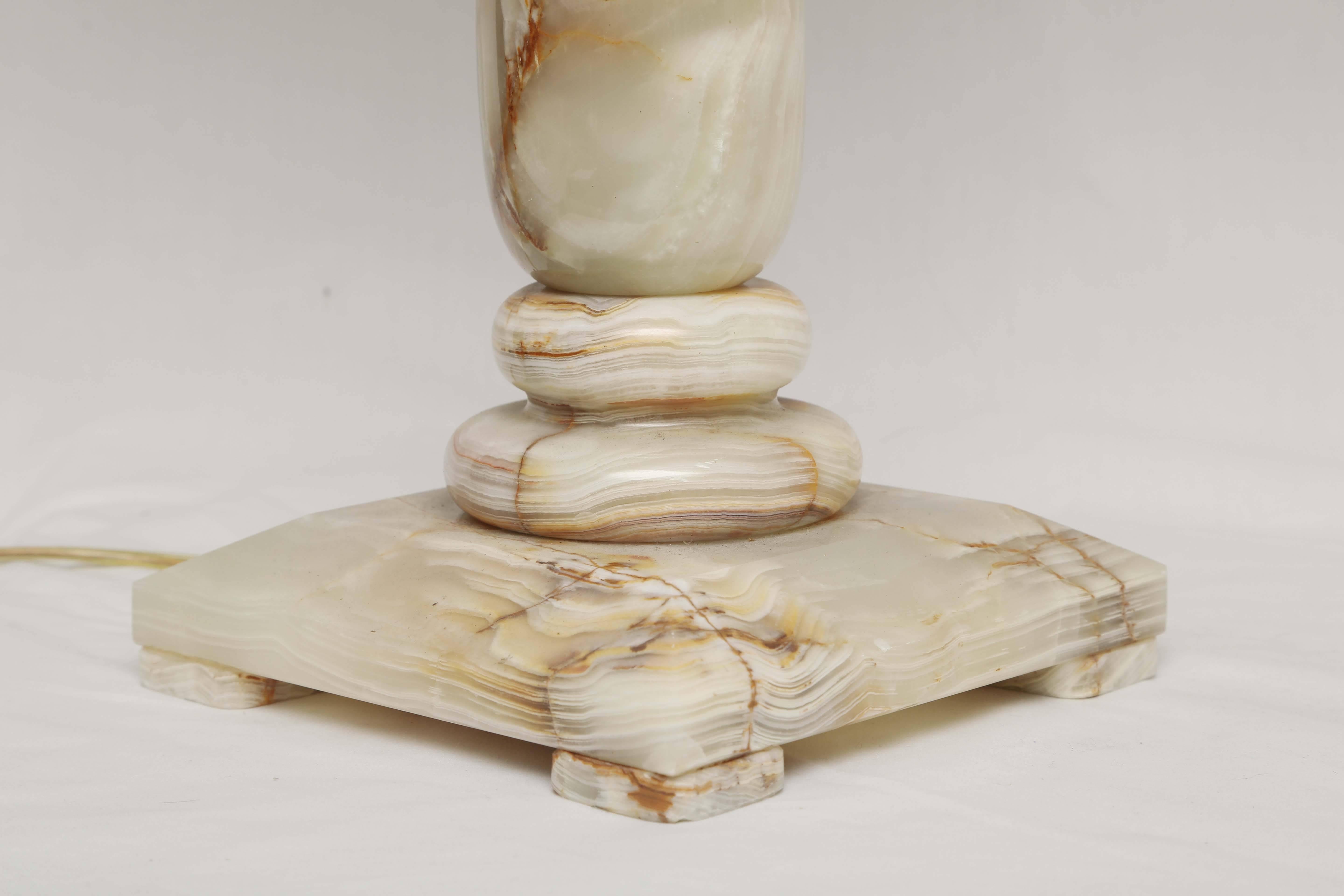 Polished Pair of Mid-Century Modern Classical Hollywood Regency Architectural Onyx Lamps For Sale