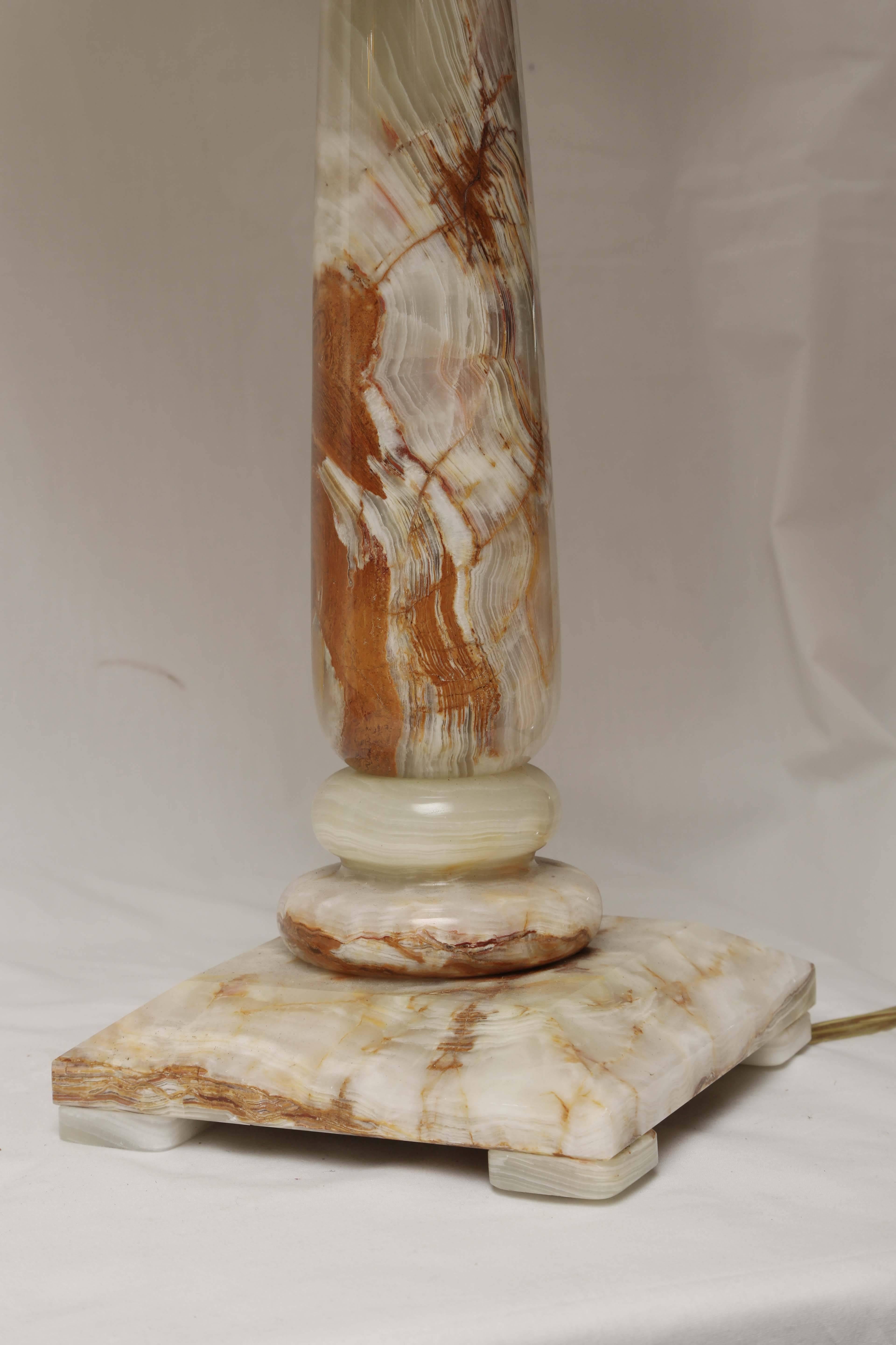 20th Century Pair of Mid-Century Modern Classical Hollywood Regency Architectural Onyx Lamps For Sale