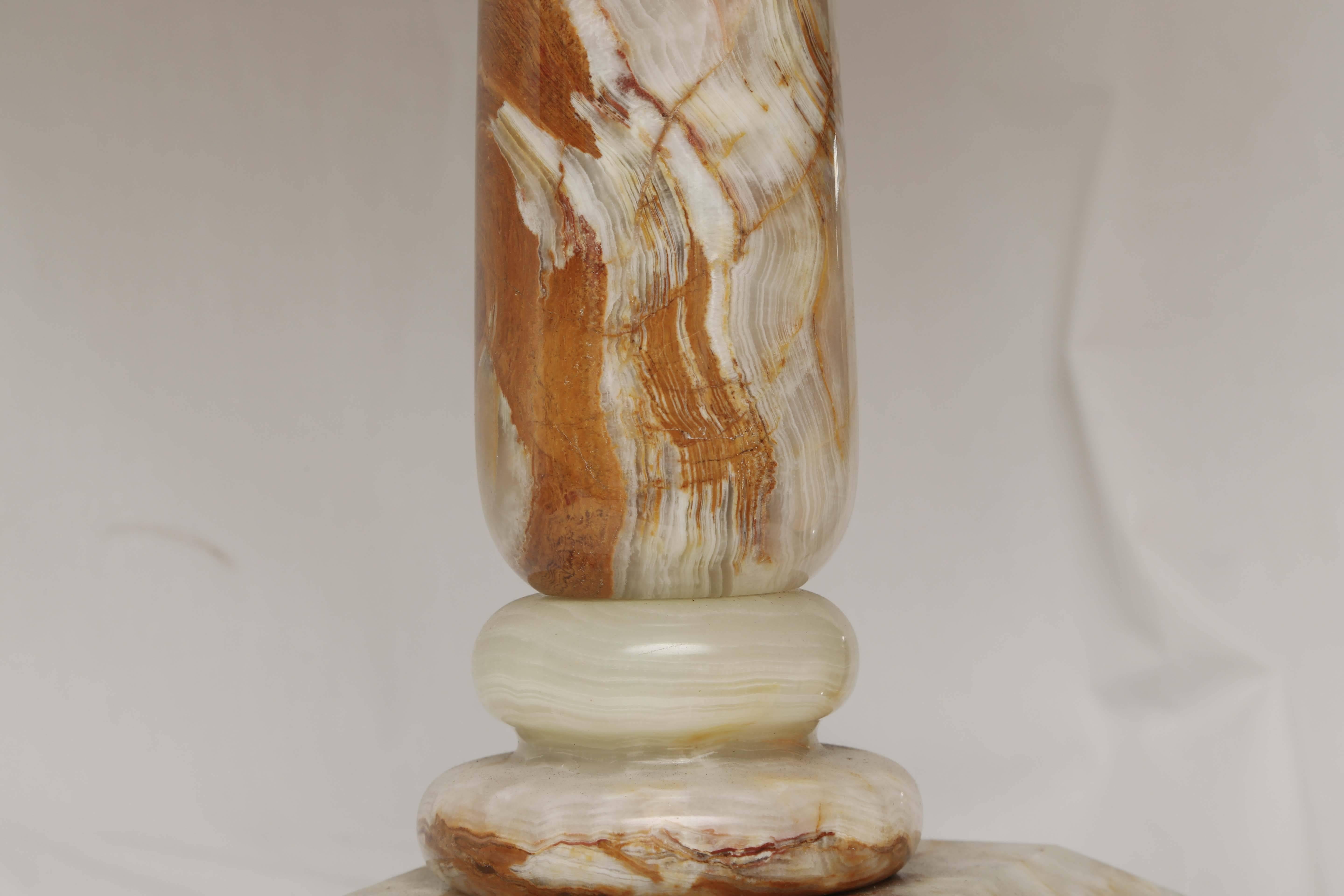 Silk Pair of Mid-Century Modern Classical Hollywood Regency Architectural Onyx Lamps For Sale