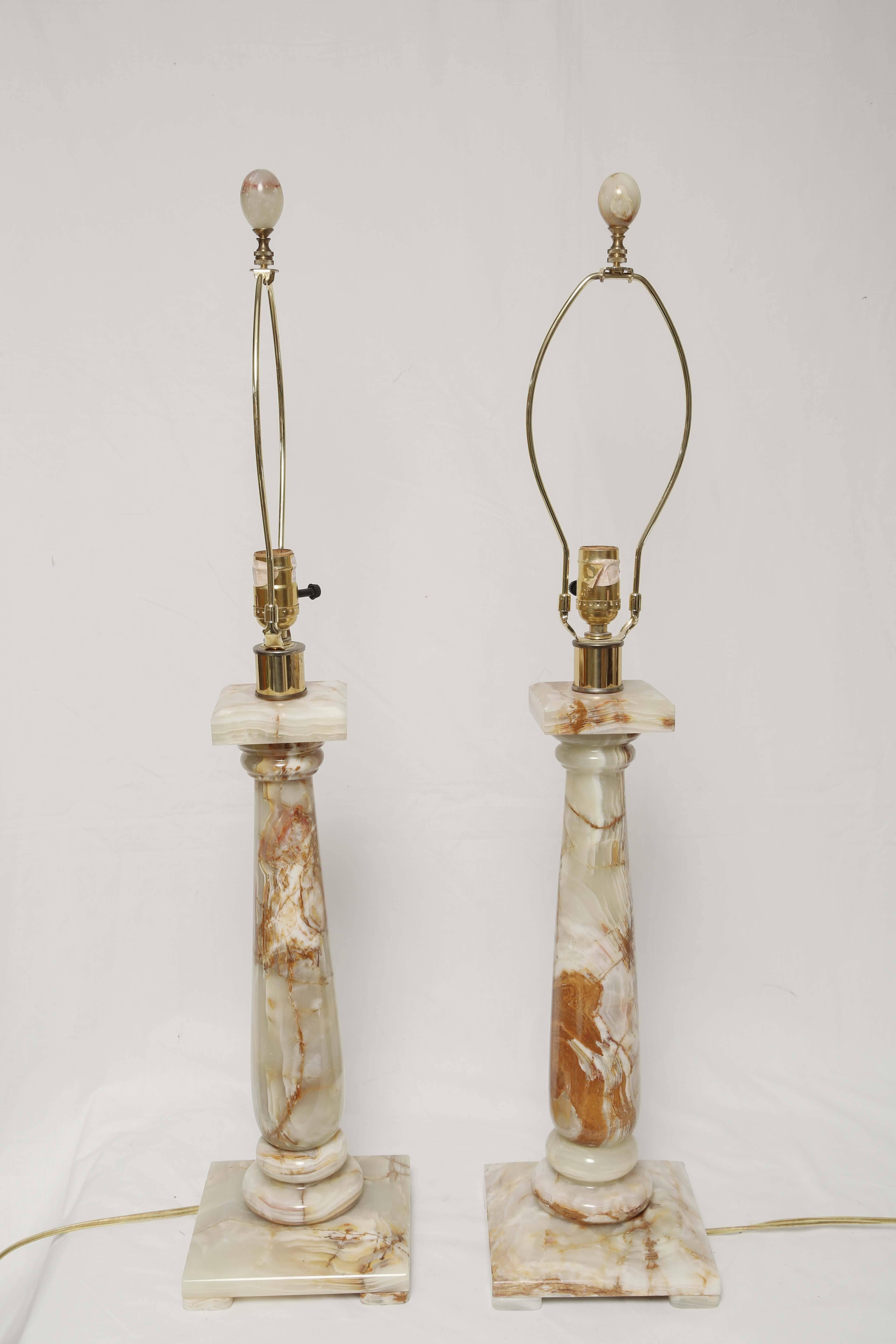 Pair of Mid-Century Modern Classical Hollywood Regency Architectural Onyx Lamps For Sale 1