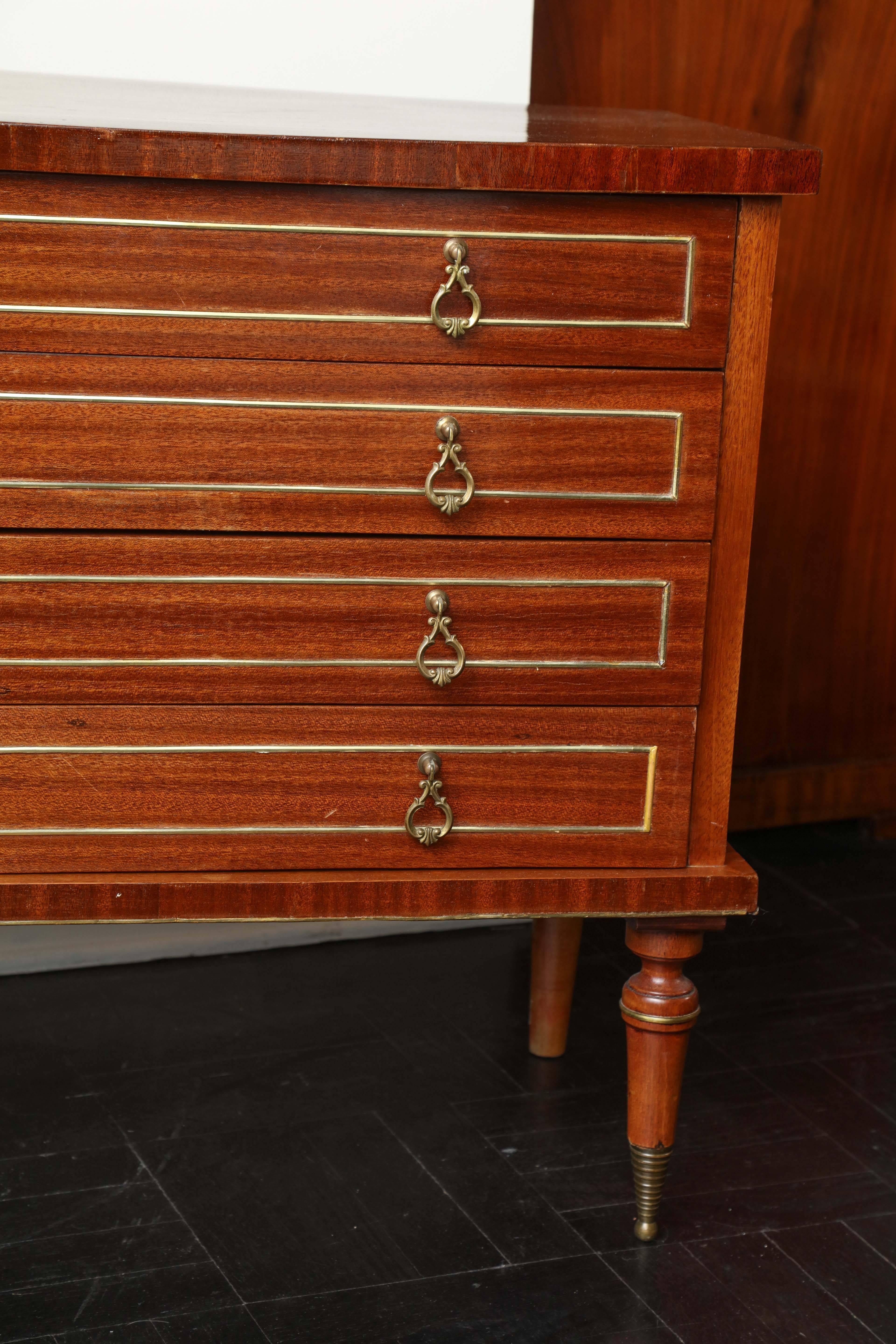 French Early 20th Century Mahogany Four-Drawer Commode For Sale