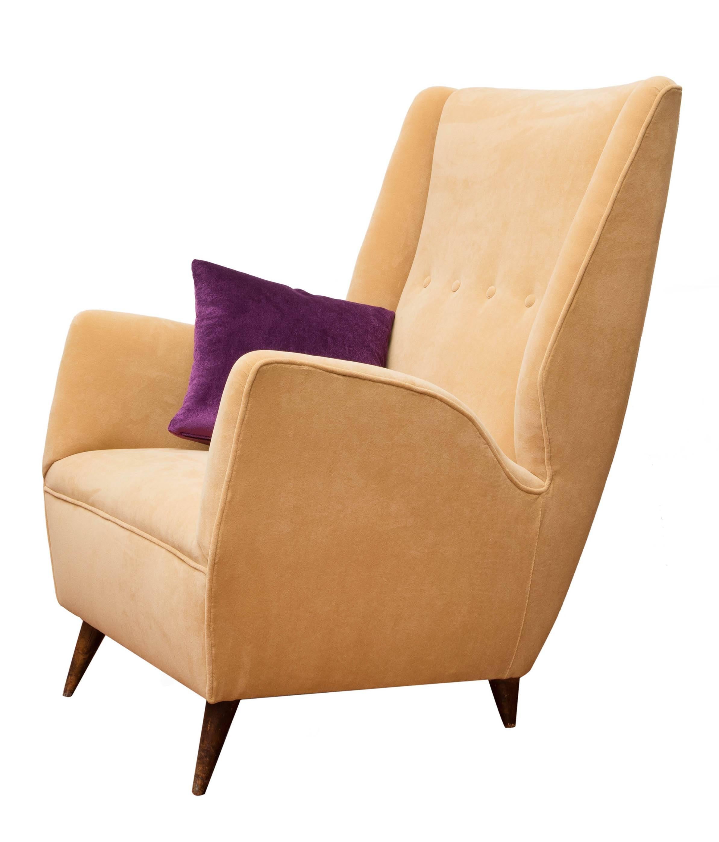Gio Ponti, velvet armchair, 1950s.
Padded, clad in yellow velvet with wood legs.