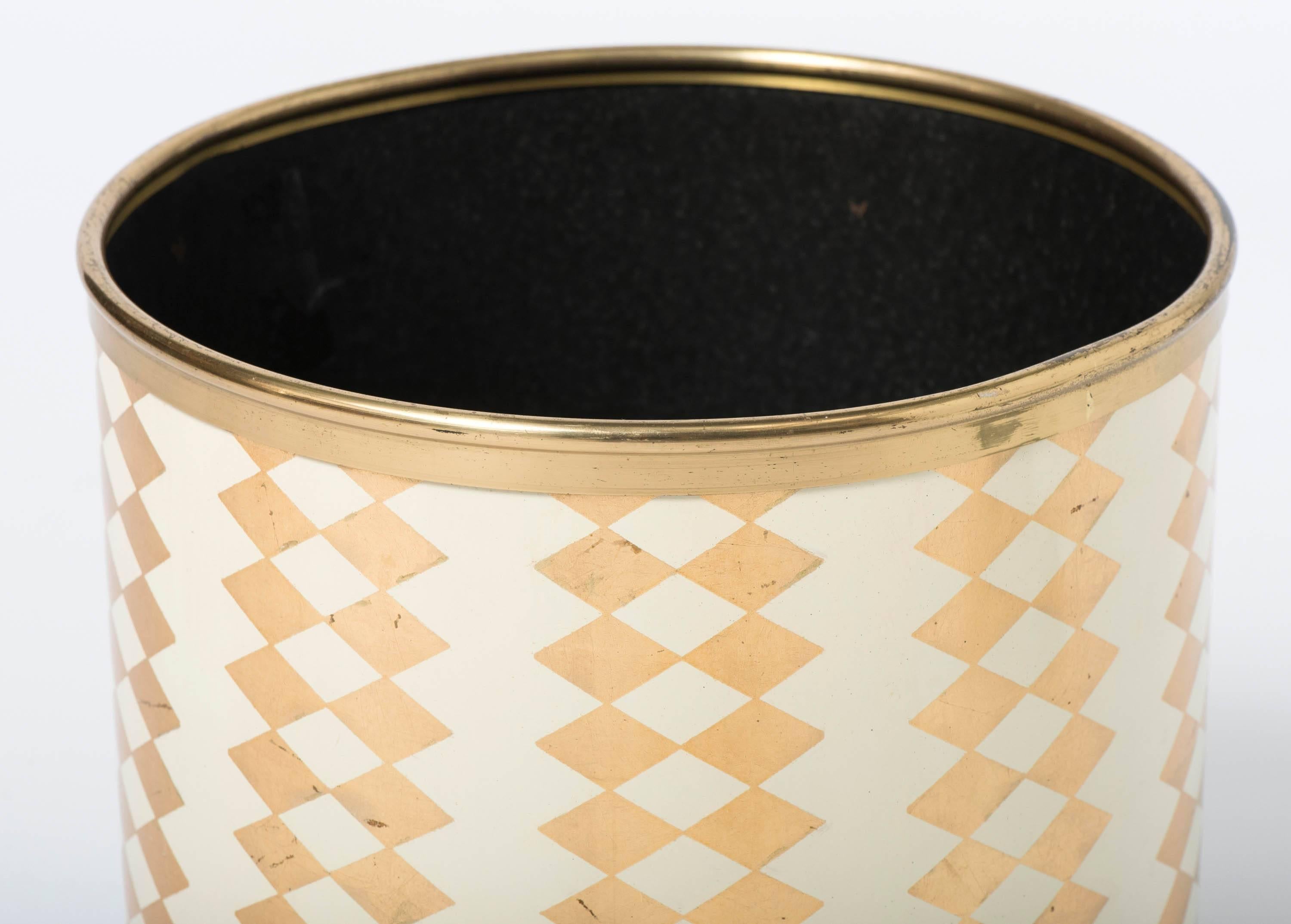 An early wastepaper bin by Piero Fornasetti.
“Picolo rombi” gold diamonds on cream.
Metal, cream heightened with gilt.
Marks to base.
Italy, circa 1950.
Measures: 28 cm high x 26 cm diameter.
     