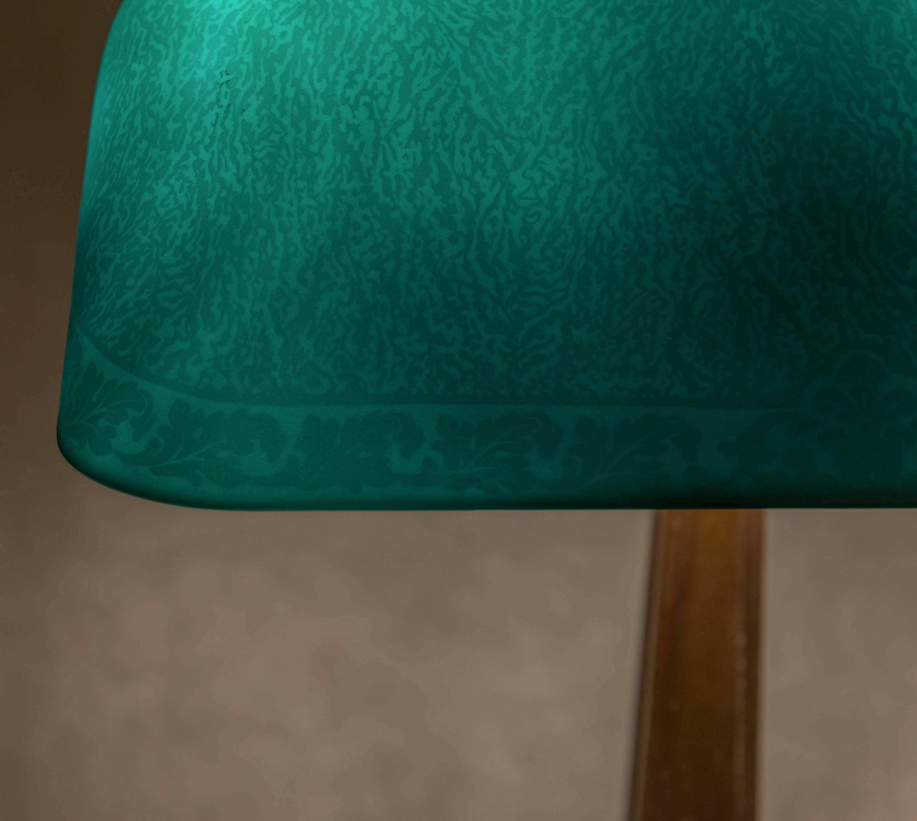 We have been selling these banker's lamp for over 40 years, and we can tell you that we have a very special example here. Emeralite is the premier maker of these banker's lamps, and on a very rare occasion we get one with an etched shade. Bellova
