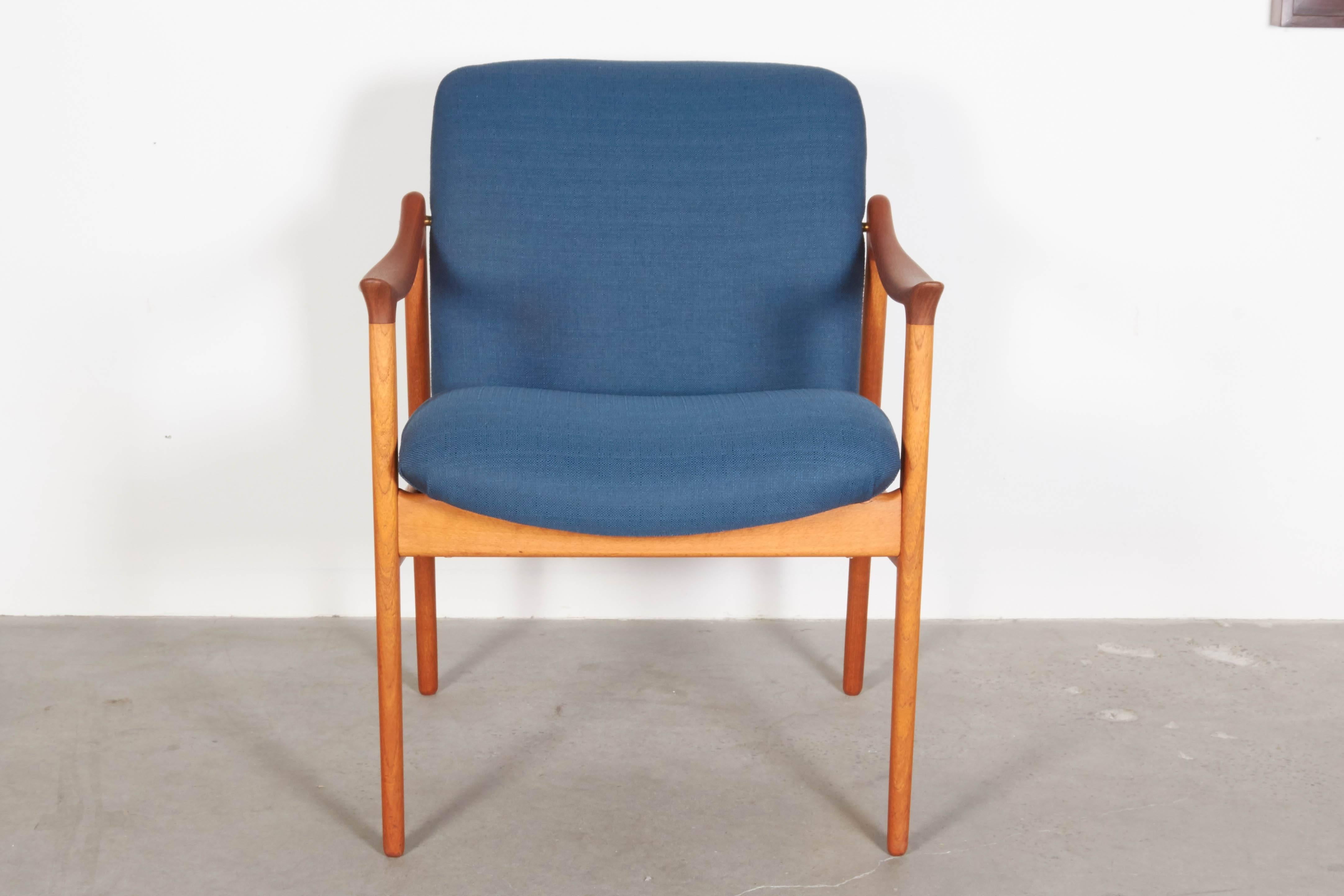 Vintage 1950s Norwegian Teak Armchair by Rastad & Relling

This mid century arm chair is in excellent condition. Newly upholstered or we can re-upholster it for you in what ever fabric you like for an extra cost. Ready for pick up, delivery, or