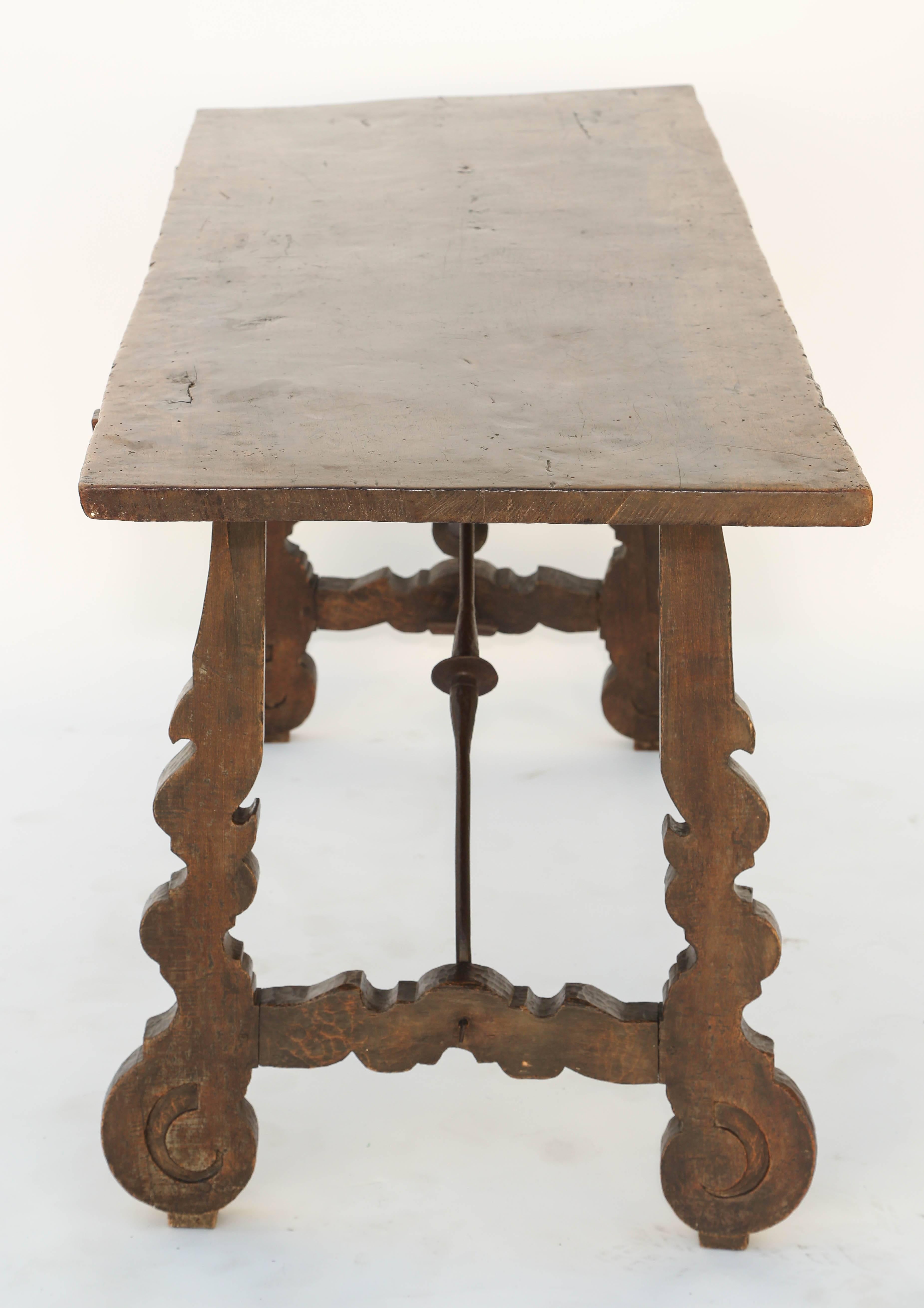 Spanischer Kolonial- Trestle-Tisch aus Nussbaumholz, 17.-18. Jahrhundert (Schmiedeeisen) im Angebot