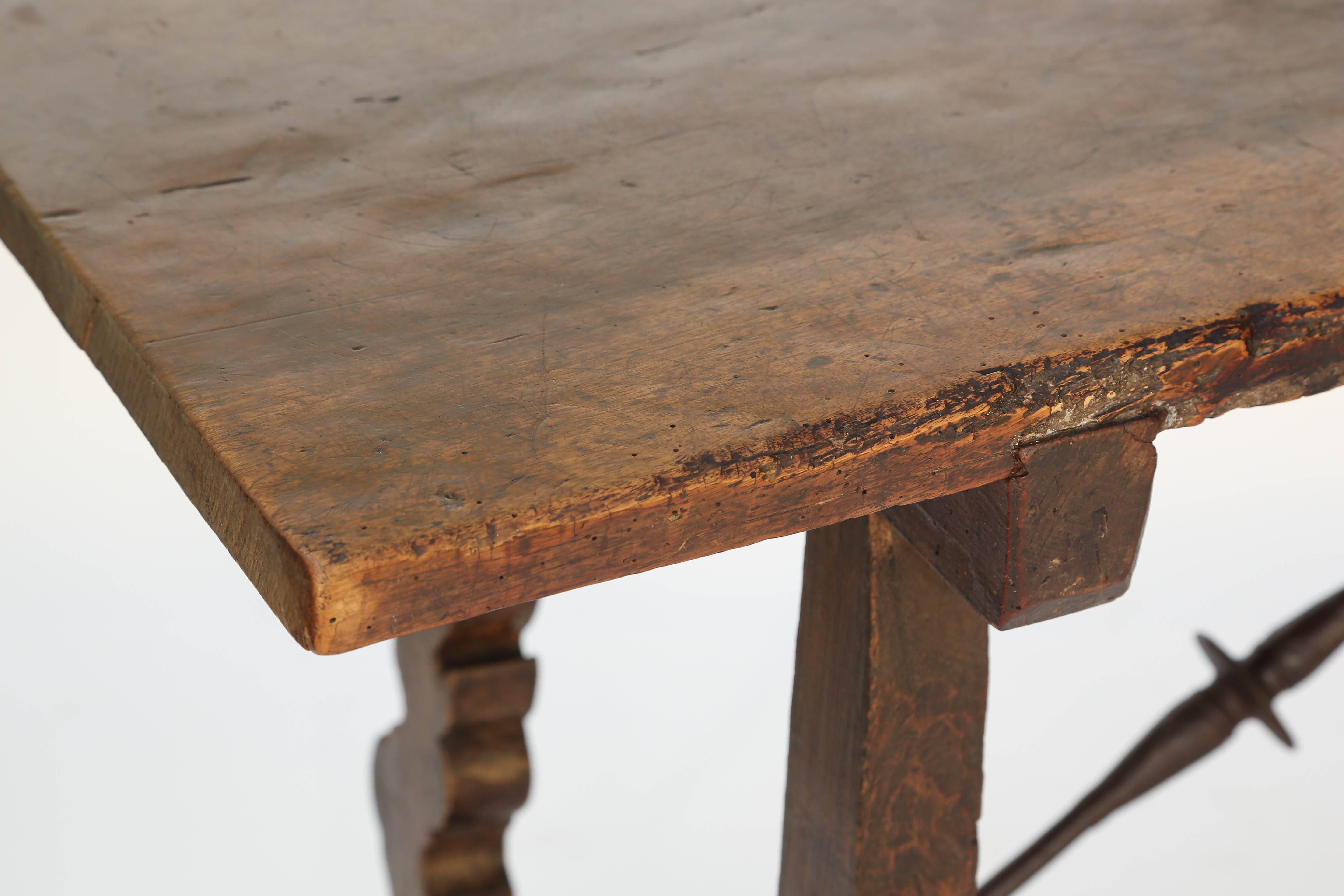 Spanischer Kolonial- Trestle-Tisch aus Nussbaumholz, 17.-18. Jahrhundert im Angebot 2