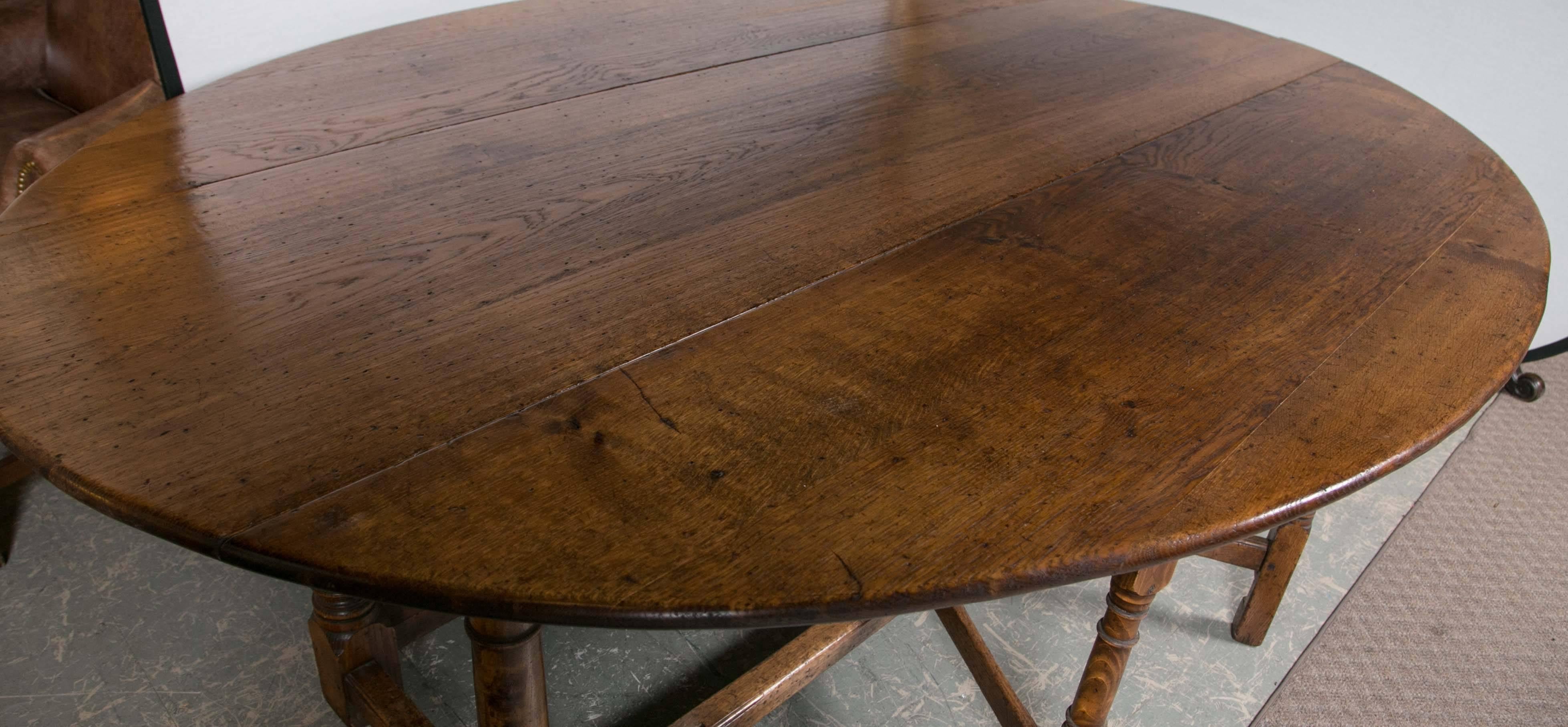 English Oak Gateleg Dining Table In Good Condition In Stamford, CT