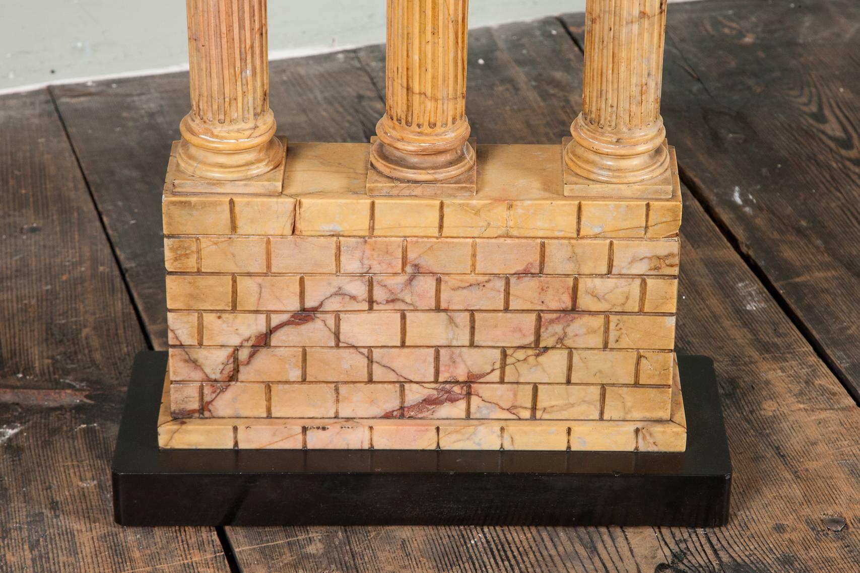Eine ungewöhnlich große geschnitzte Giallo Antico Grand Tour Modell des Tempels von Caster und Pollux von beeindruckender Größe die fragmentierte Architrav und Gesims in der korinthischen Ordnung über kannelierten korinthischen Säulen und Tempel