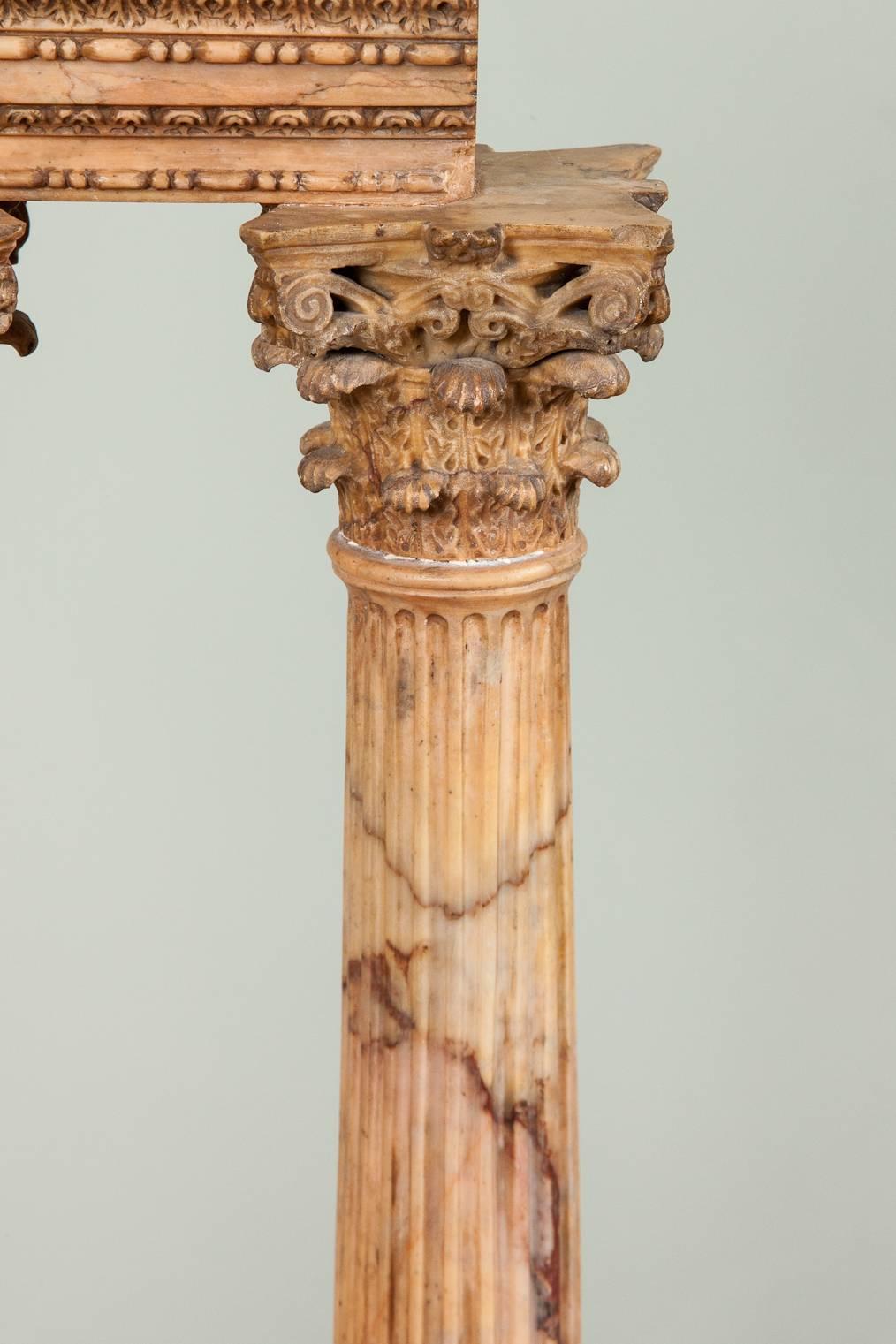 Großes geschnitztes Giallo-Antico-Grand Tour-Modell des Tempels von Castor und Pollux (19. Jahrhundert) im Angebot