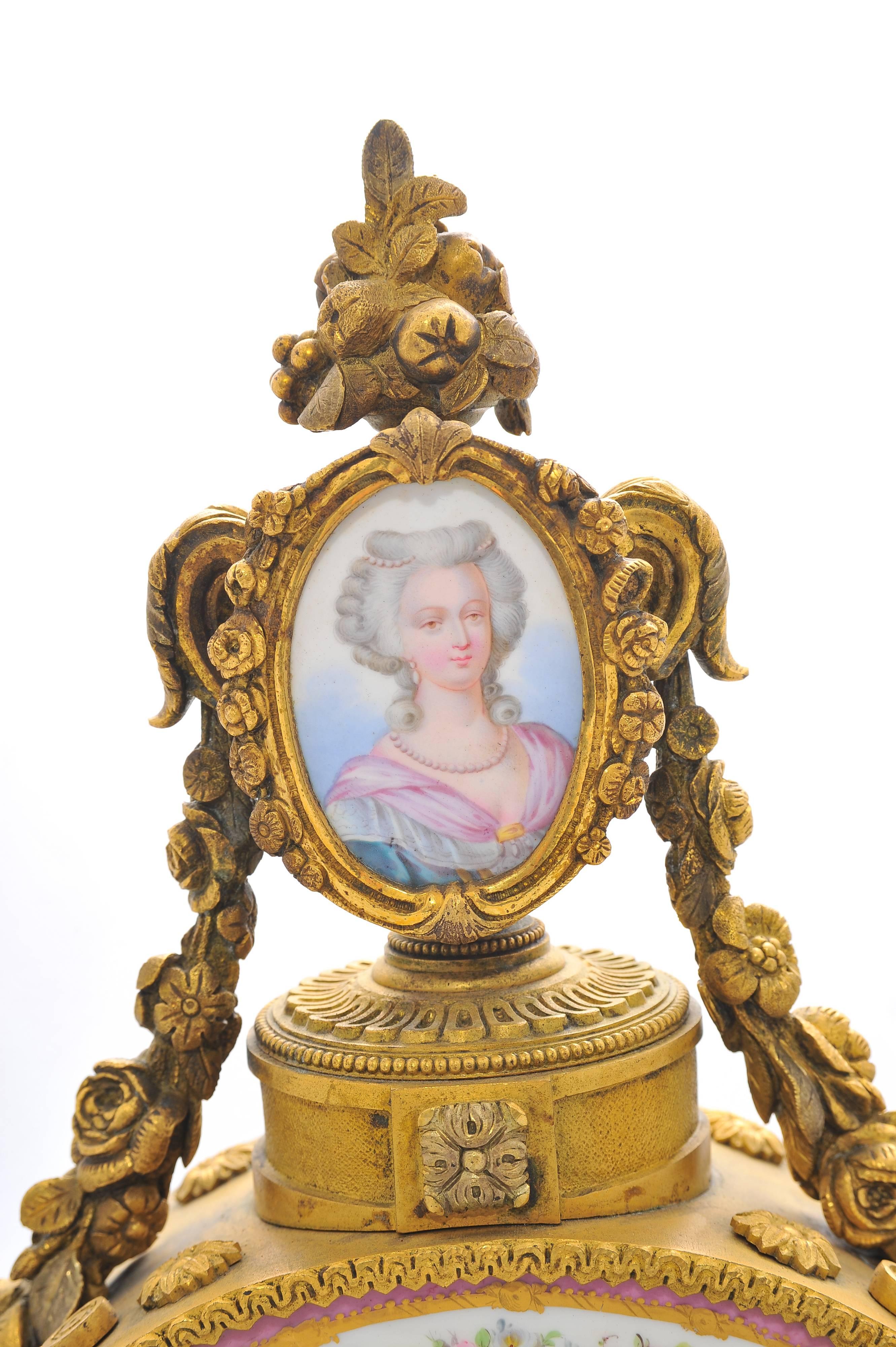 Rosa „Sevres“-Porzellan-Kaminuhr aus dem 19. Jahrhundert (Französisch) im Angebot