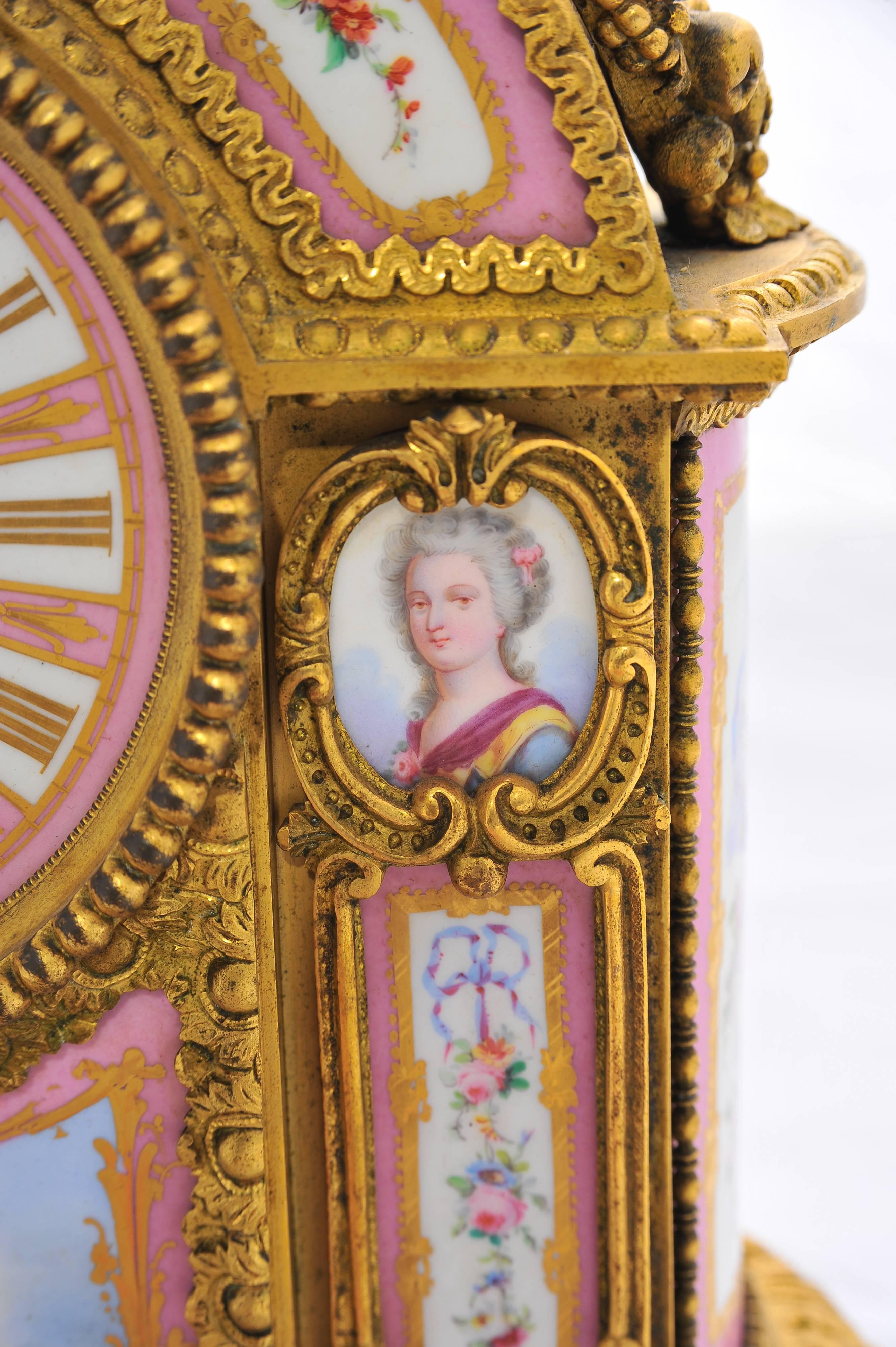 Rosa „Sevres“-Porzellan-Kaminuhr aus dem 19. Jahrhundert (Handbemalt) im Angebot