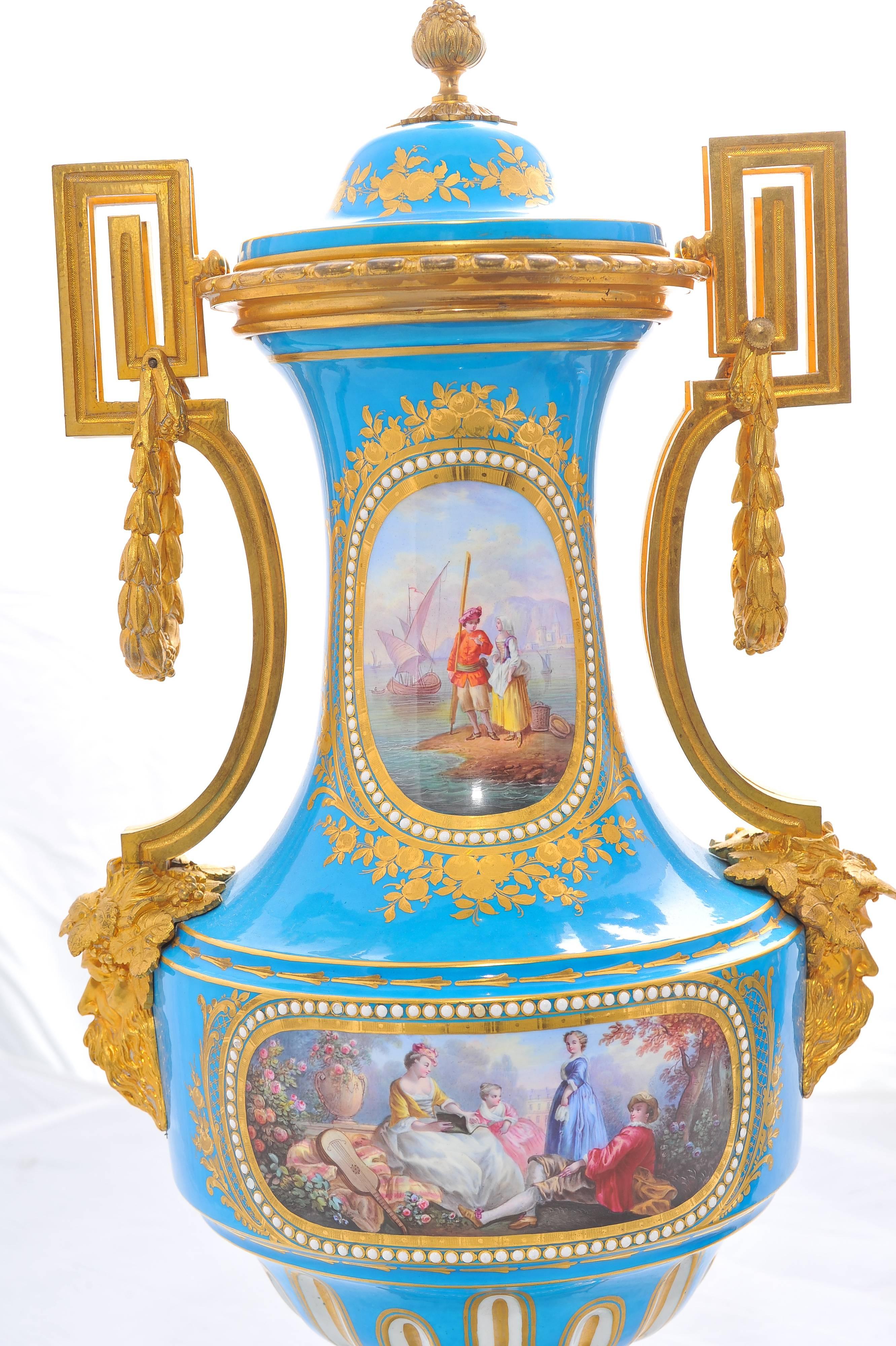 Français Paire de vases classiques « Sèvres » du XIXe siècle en vente
