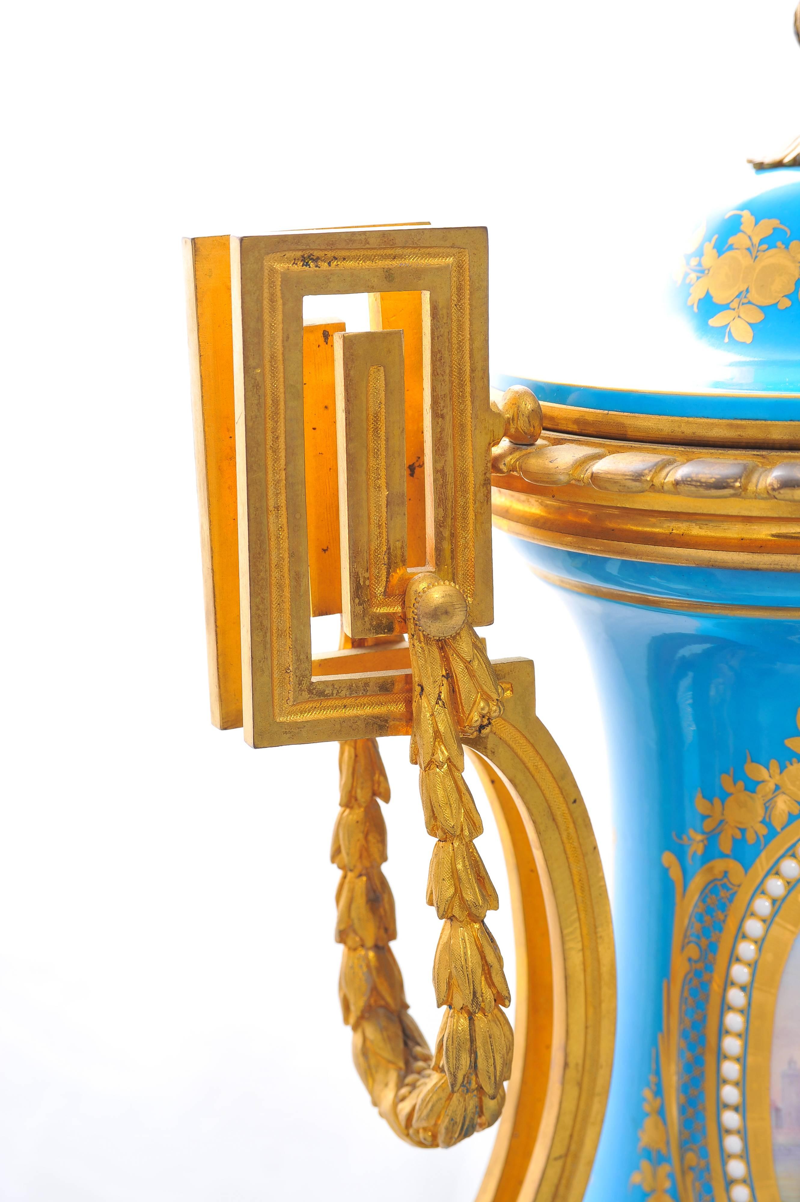 Paire de vases classiques « Sèvres » du XIXe siècle en vente 1