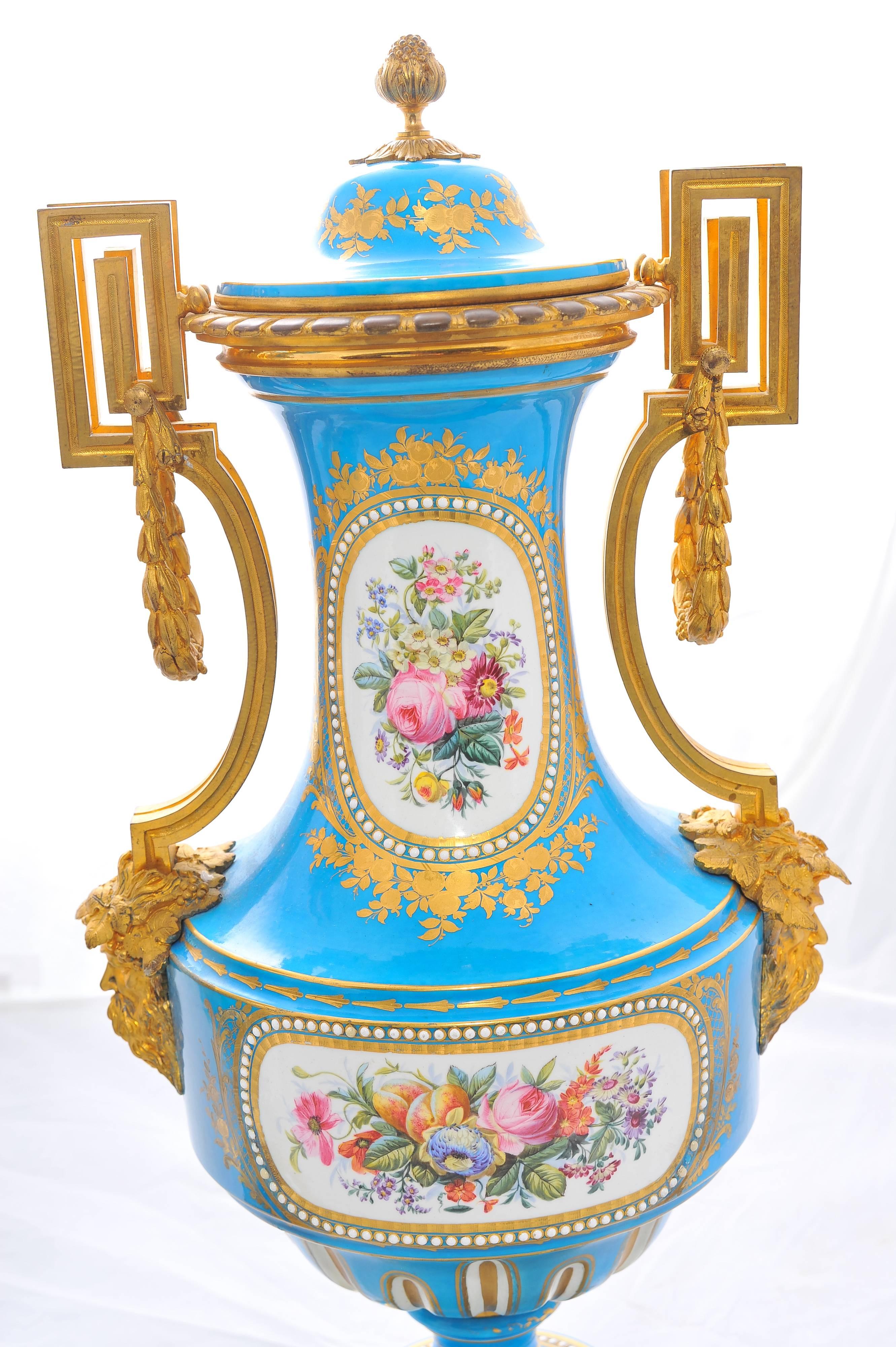 Paire de vases classiques « Sèvres » du XIXe siècle en vente 2