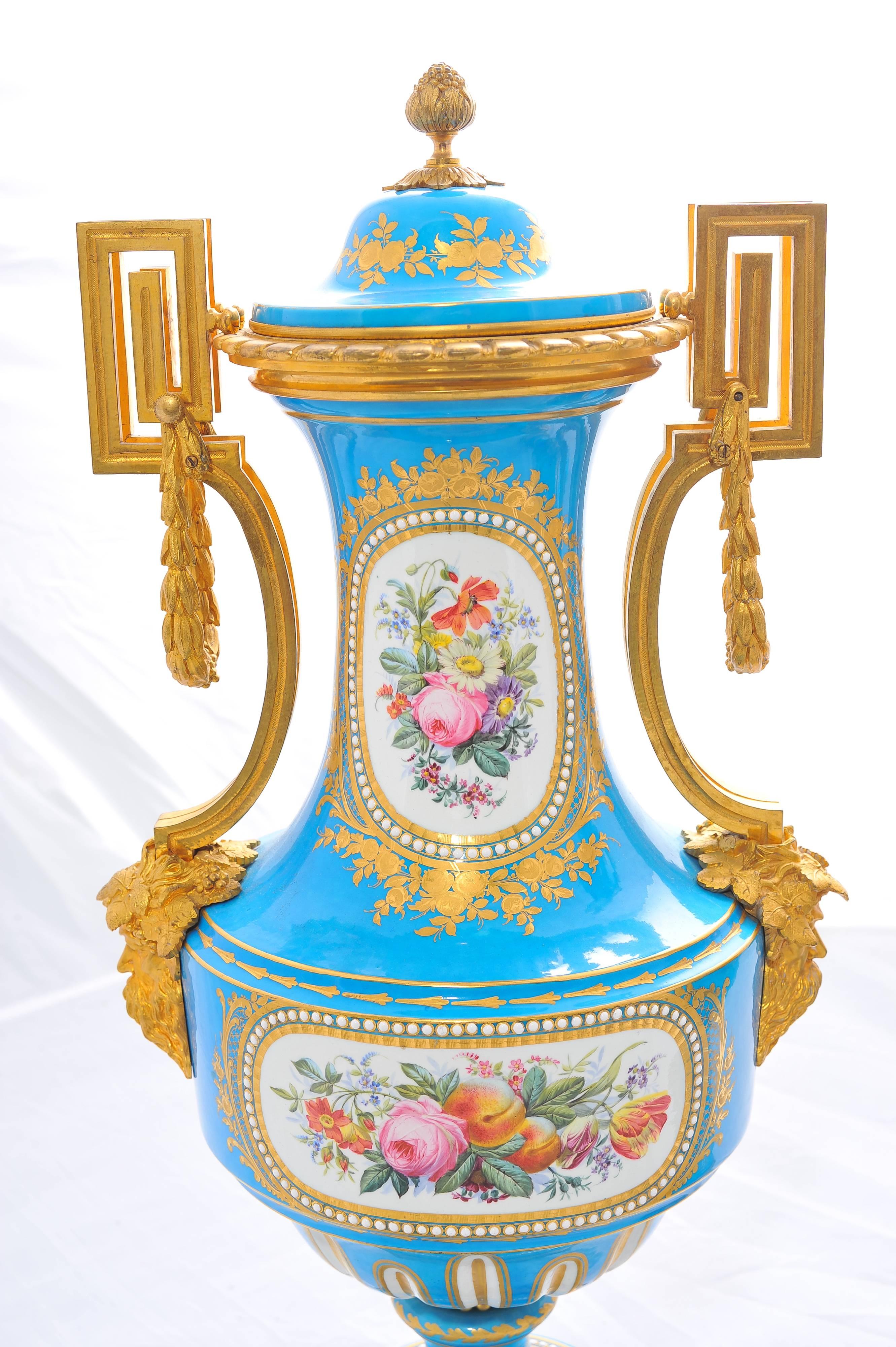 Klassische „Sevres“-Vasen des 19. Jahrhunderts, Paar im Angebot 3