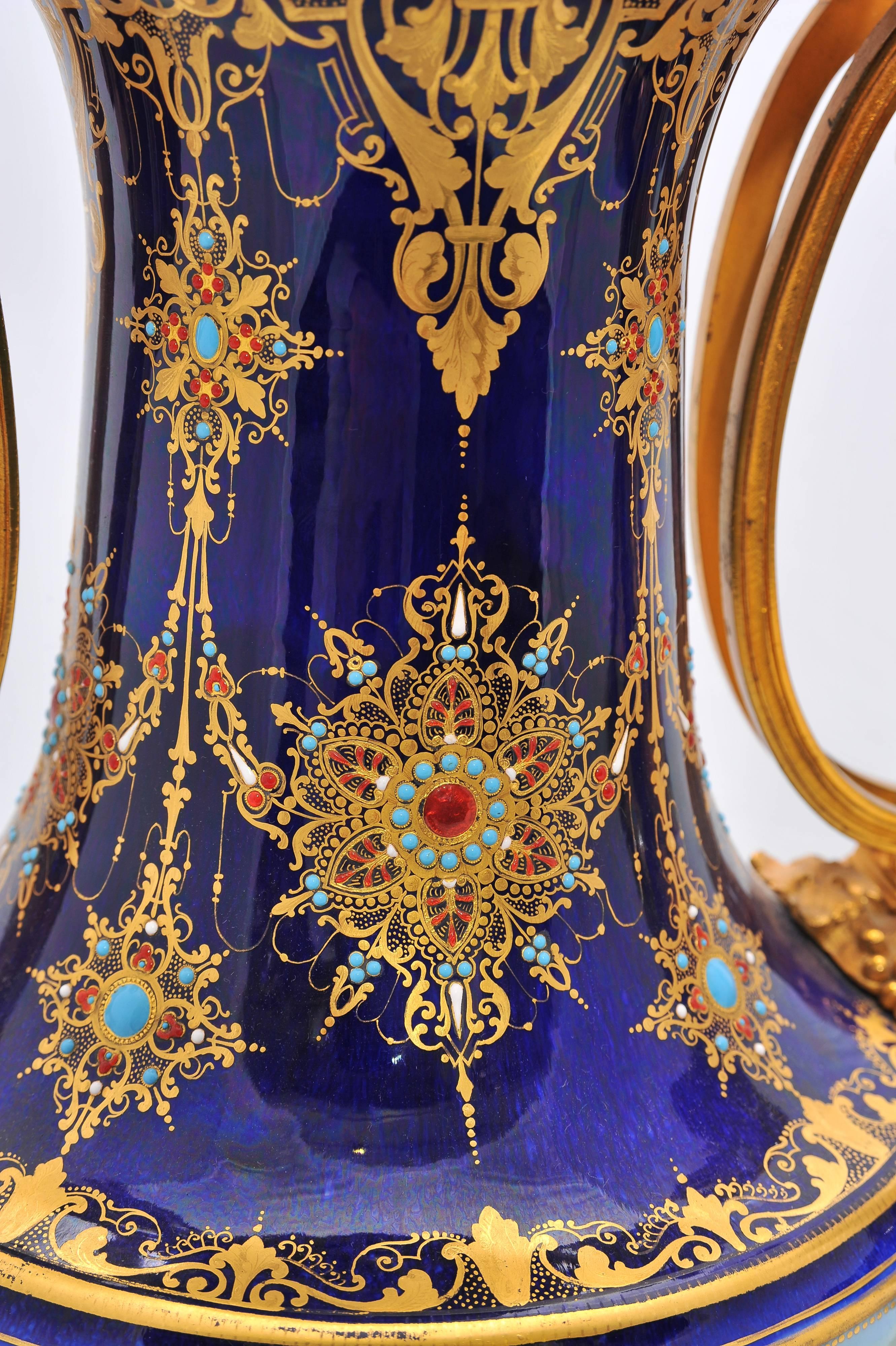 Paar antike Svres-Vasen (Vergoldet) im Angebot