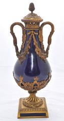 Paire de vases en bleu de Sèvres et bronze doré du 19e siècle