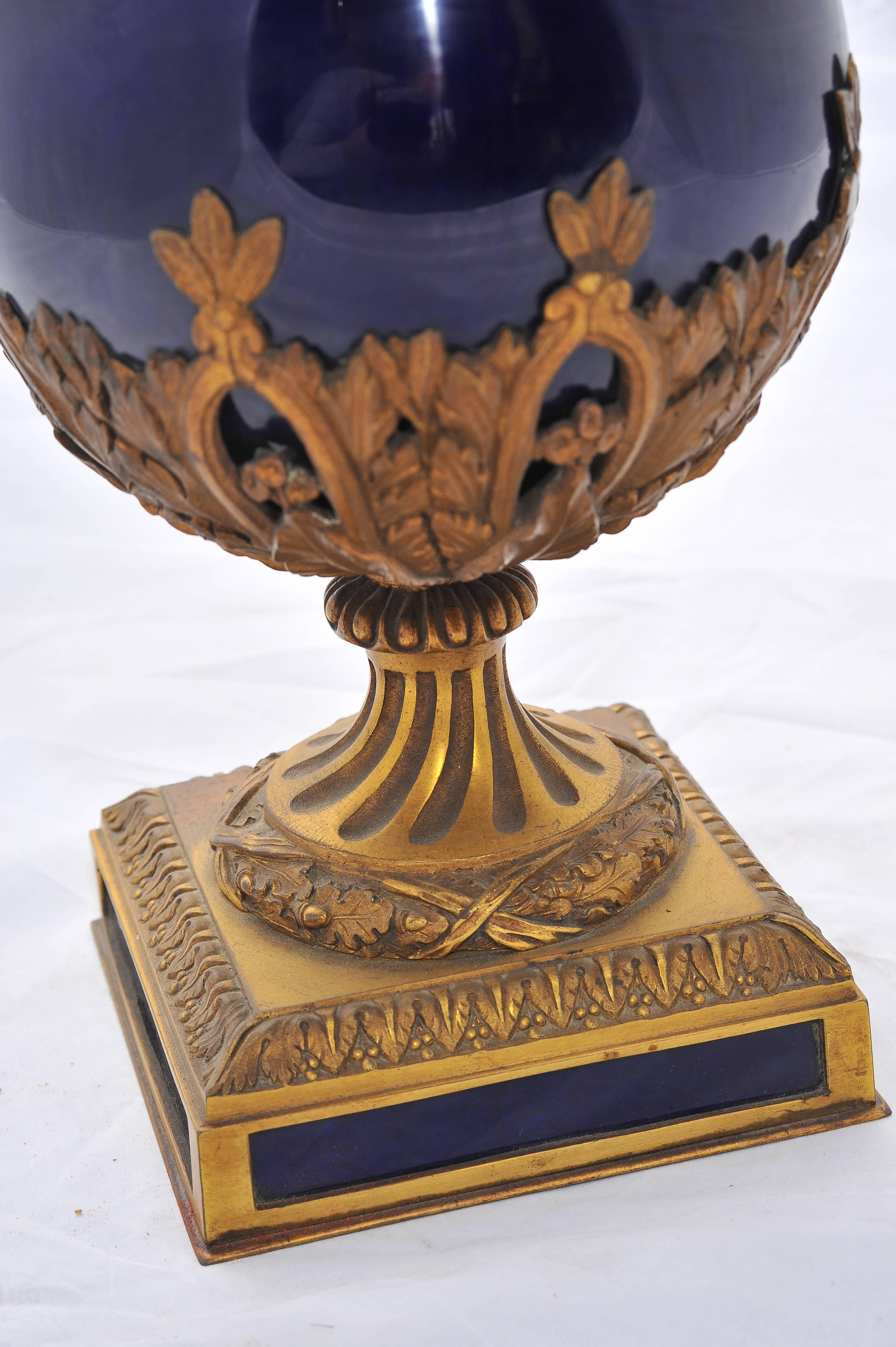 Paar blaue Sèvres-Vasen aus dem 19. Jahrhundert, Ormolu (Vergoldet) im Angebot