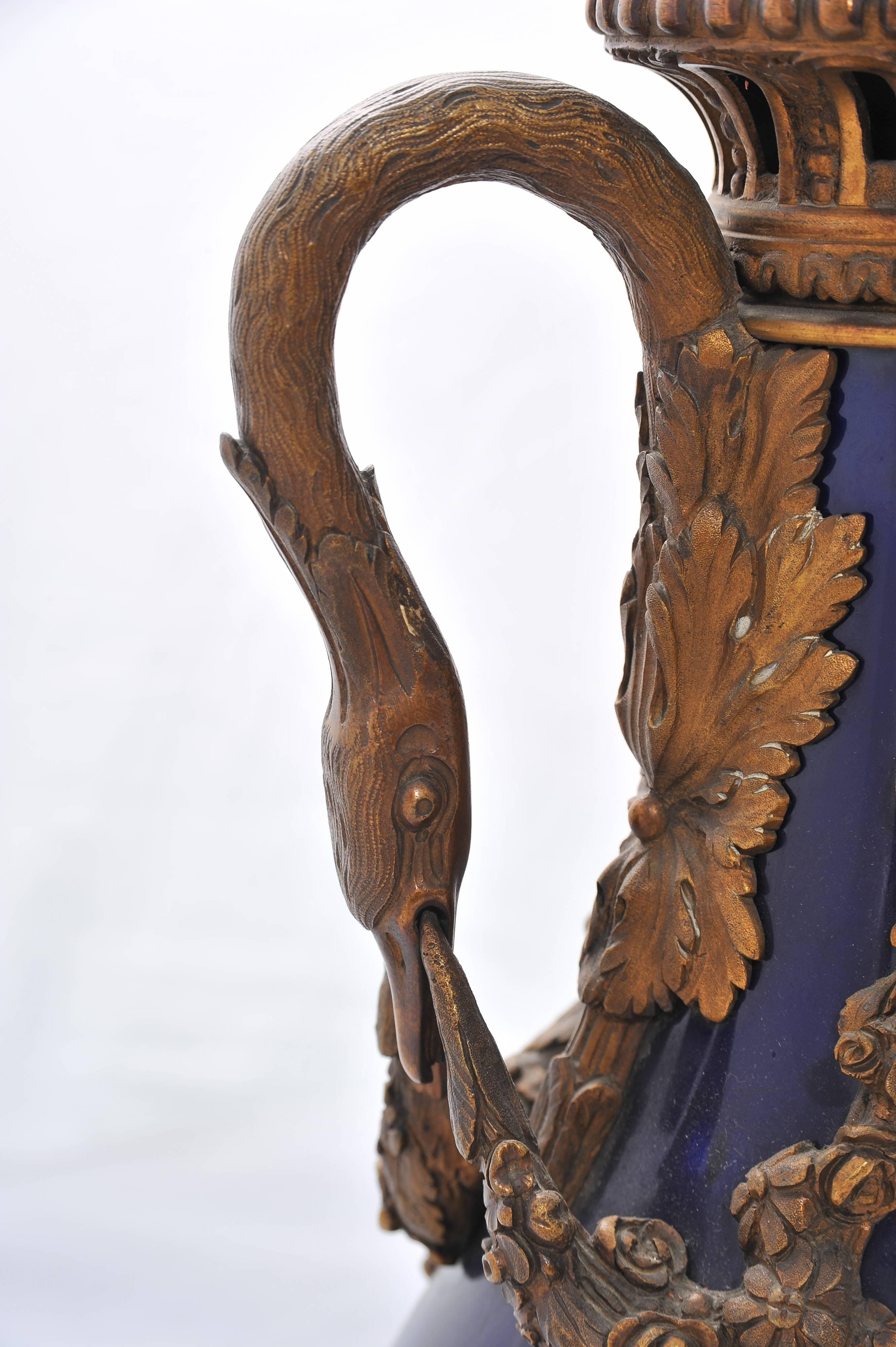 XIXe siècle Paire de vases en bleu de Sèvres et bronze doré du 19e siècle en vente