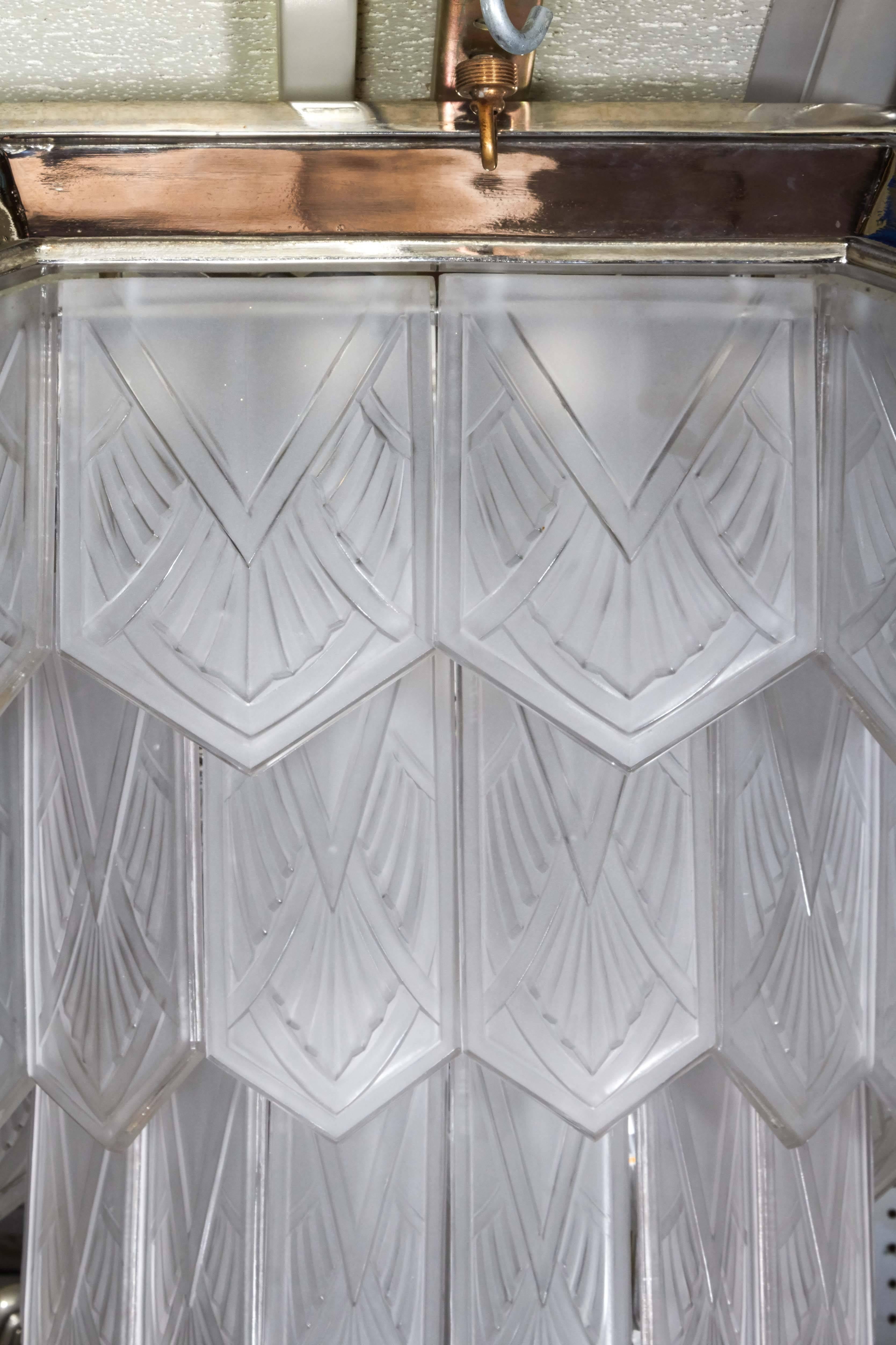 Lustre octogonal Art Déco français en verre dépoli signé Sabino Bon état - En vente à New York City, NY
