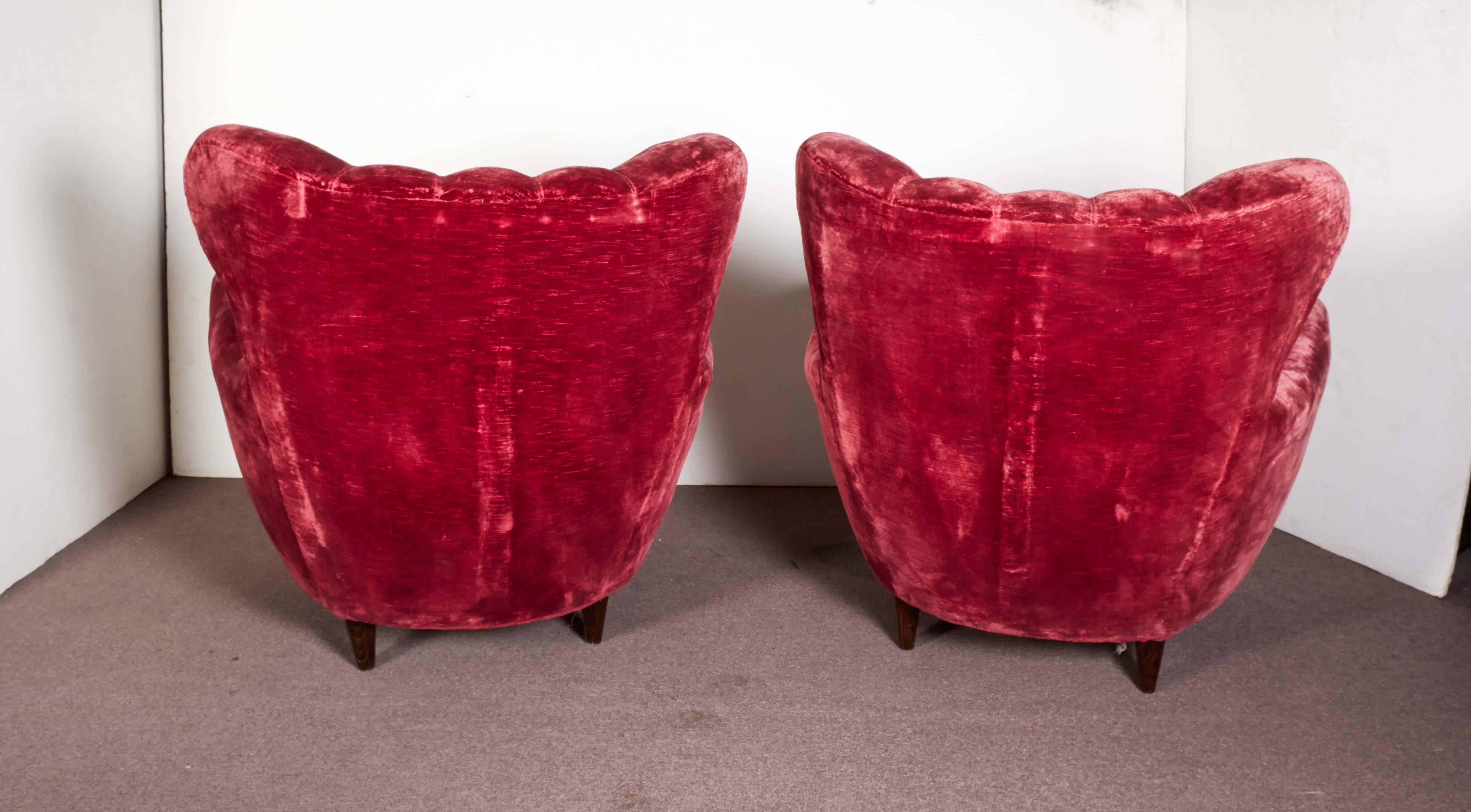 Pair of Large Mid-Century Italian Club Chairs Attributed to Guglielmo Ulrich In Good Condition In New York City, NY