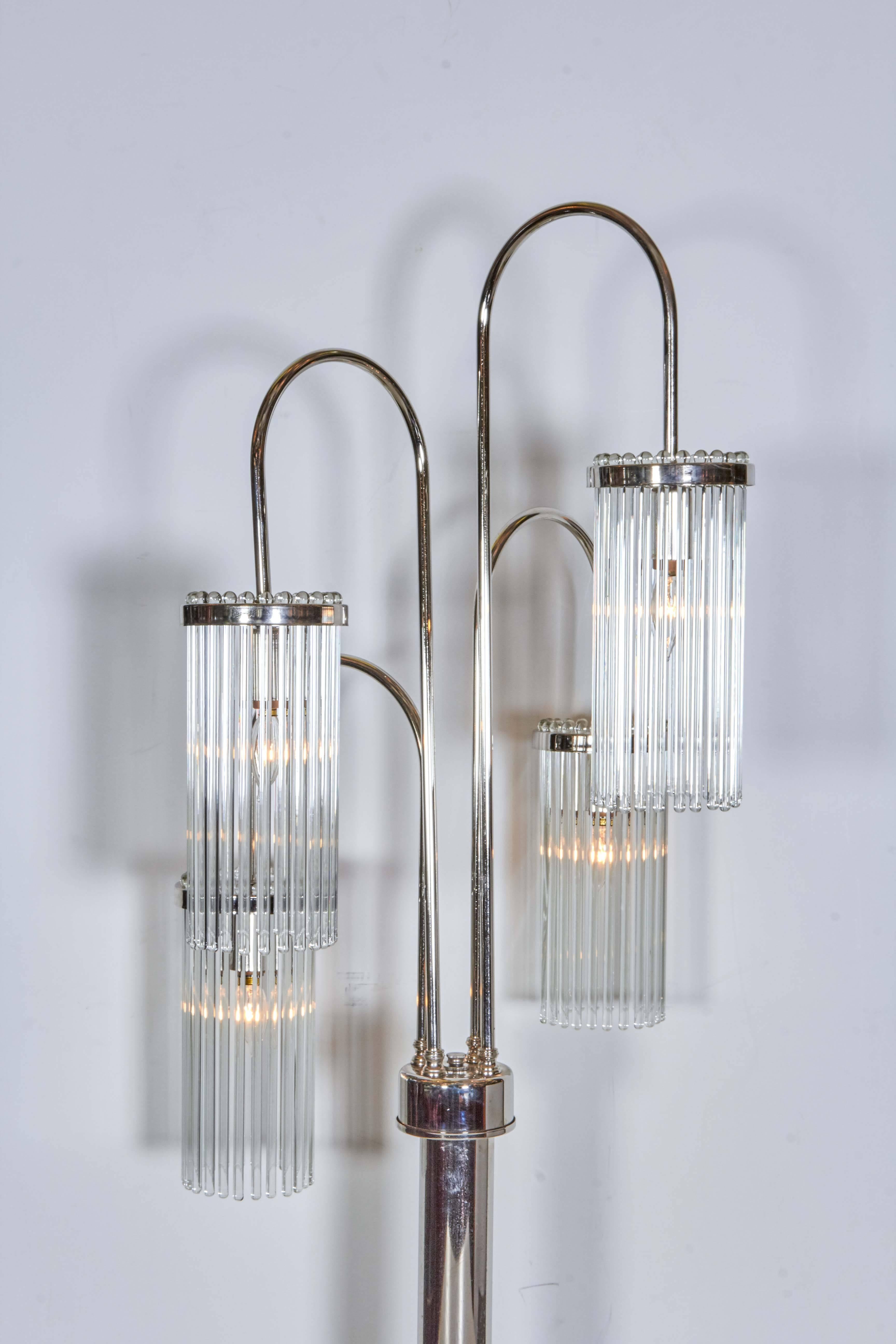 20ième siècle Paire de grandes lampes de bureau modernistes à tige en nickel poli et verre en vente