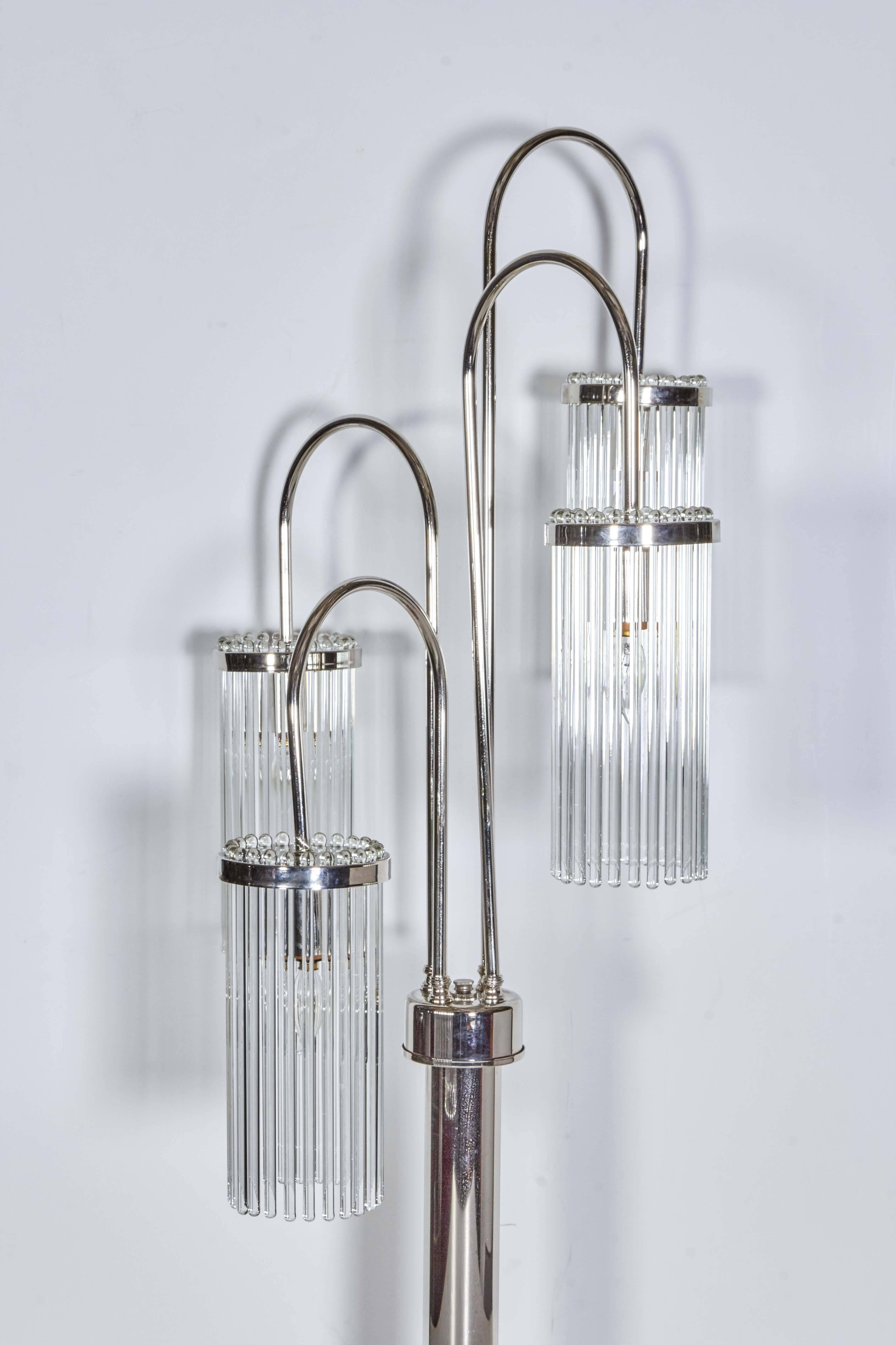 Acier Paire de grandes lampes de bureau modernistes à tige en nickel poli et verre en vente