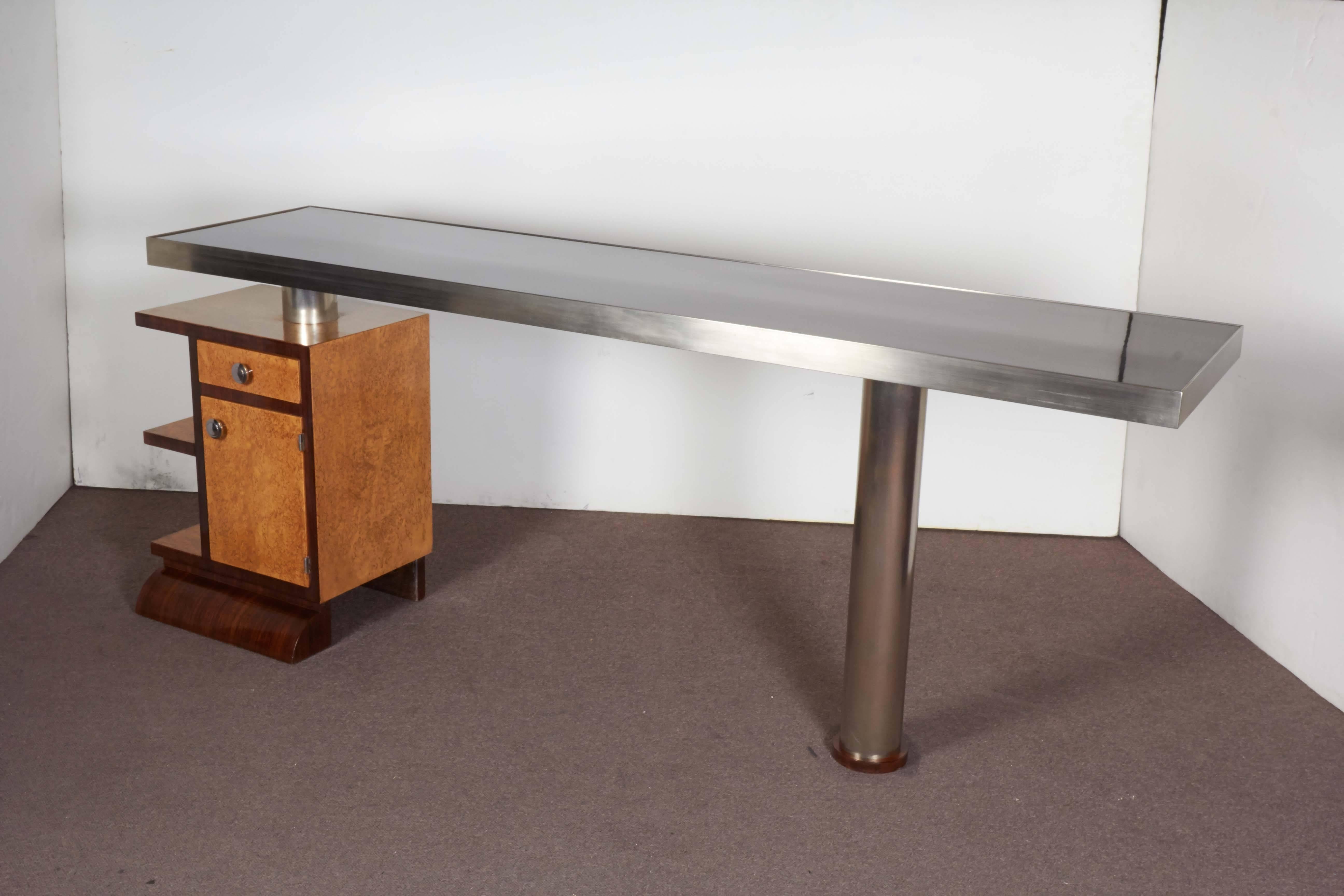 Schmaler modularer/ reversibler/ minimalistischer Schreibtisch in zweifarbigem Wood und Nickel (Französisch) im Angebot