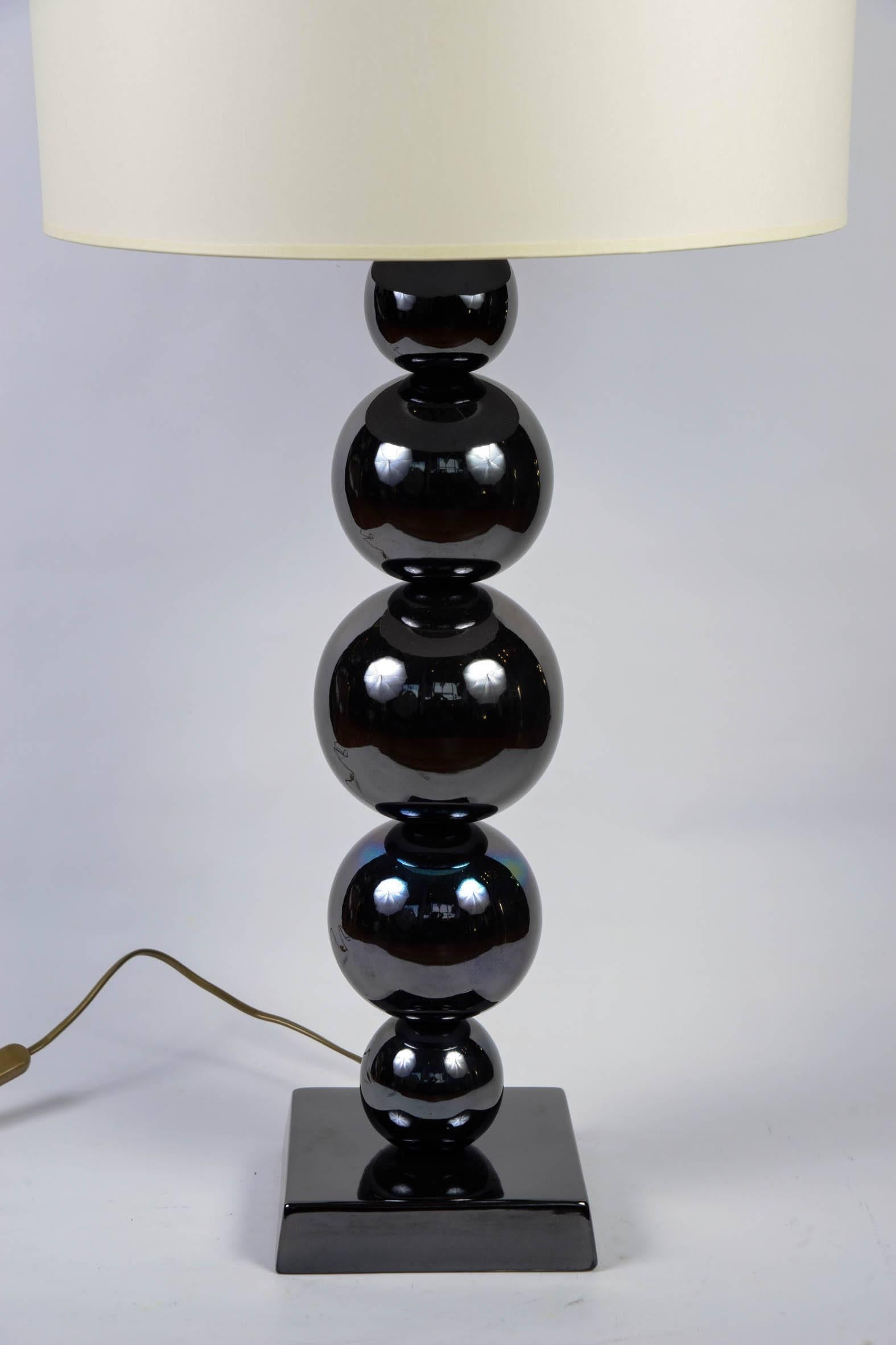 Pair of lamps made of different sizes balls threaded vertically, all made in deep blue metal.