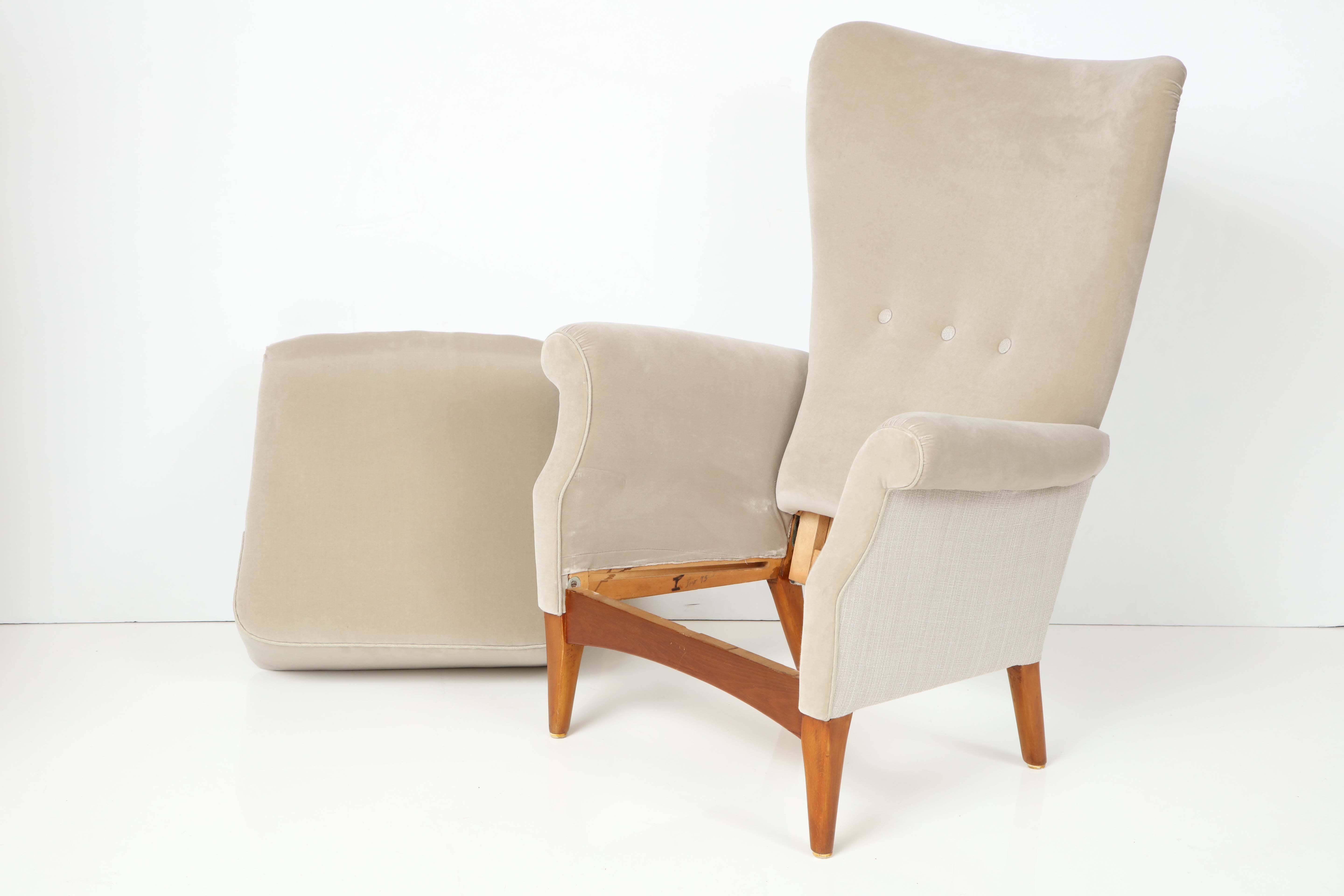 Pair of Fritz Hansen 8020 Series Lounge Chairs 2