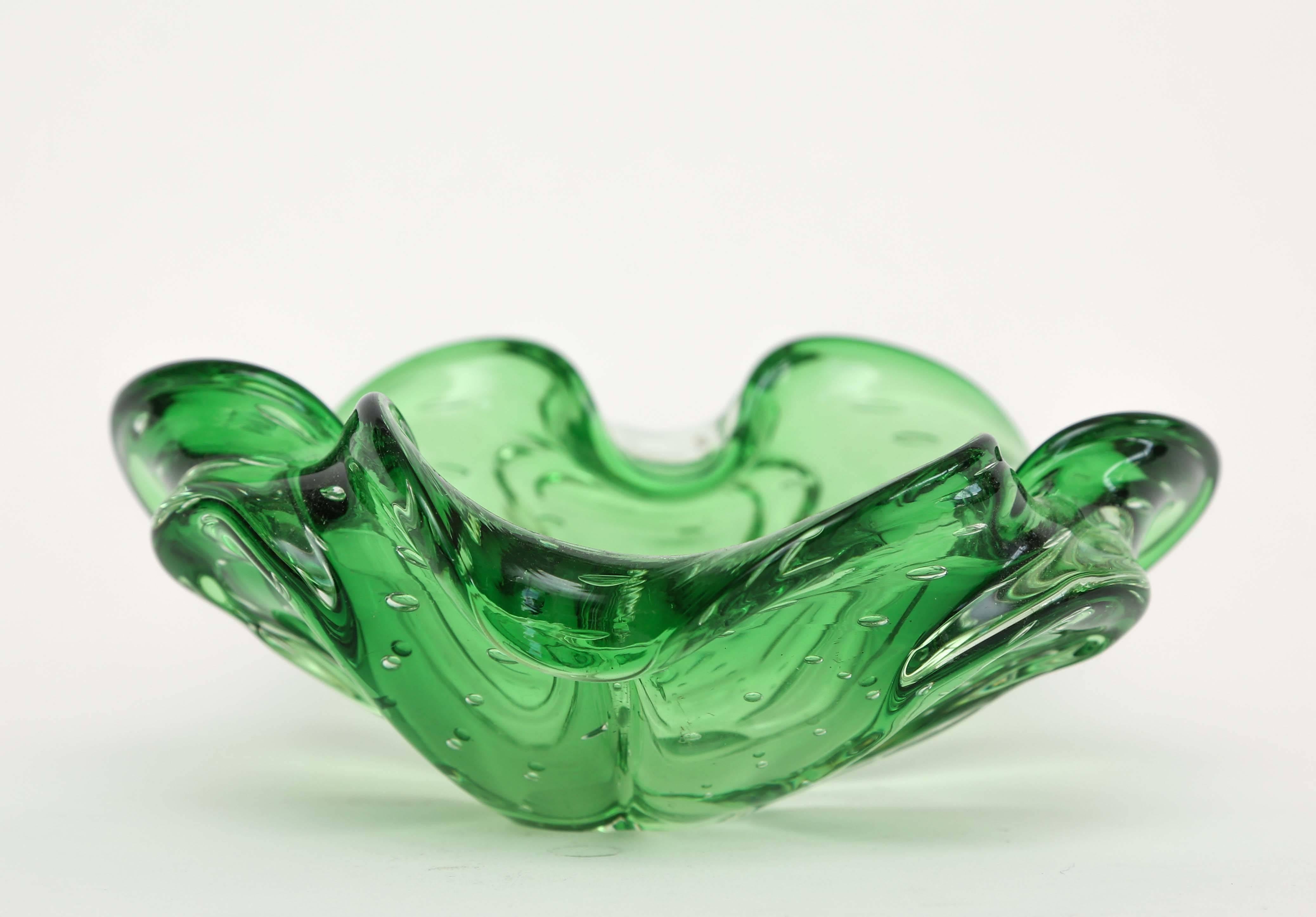 Gorgeous decorative bowl or dish in Murano glass, 1960s, Italy.