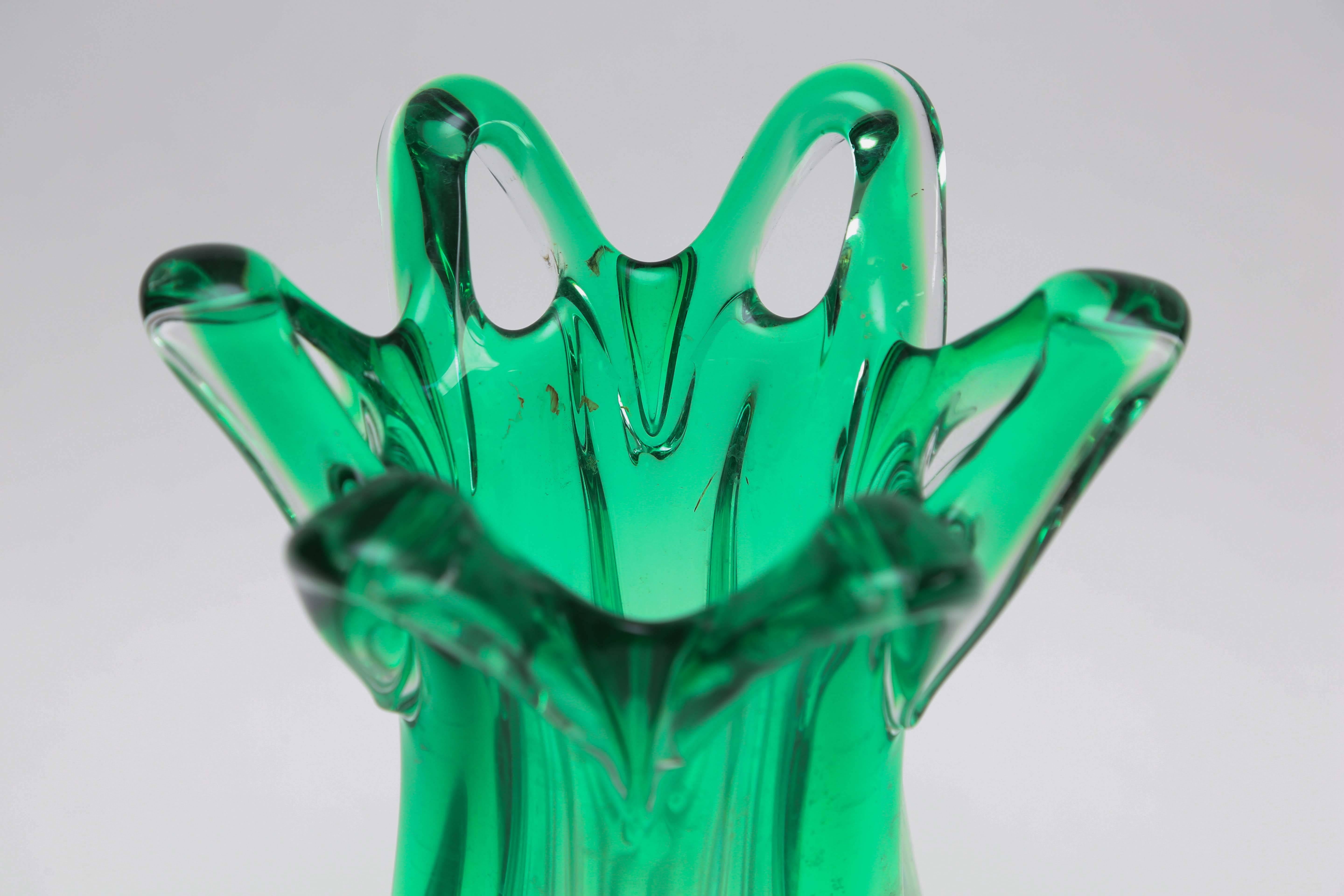 Magnifique vase en verre de Murano vert à effet d'ombre, datant des années 1960, Italie.