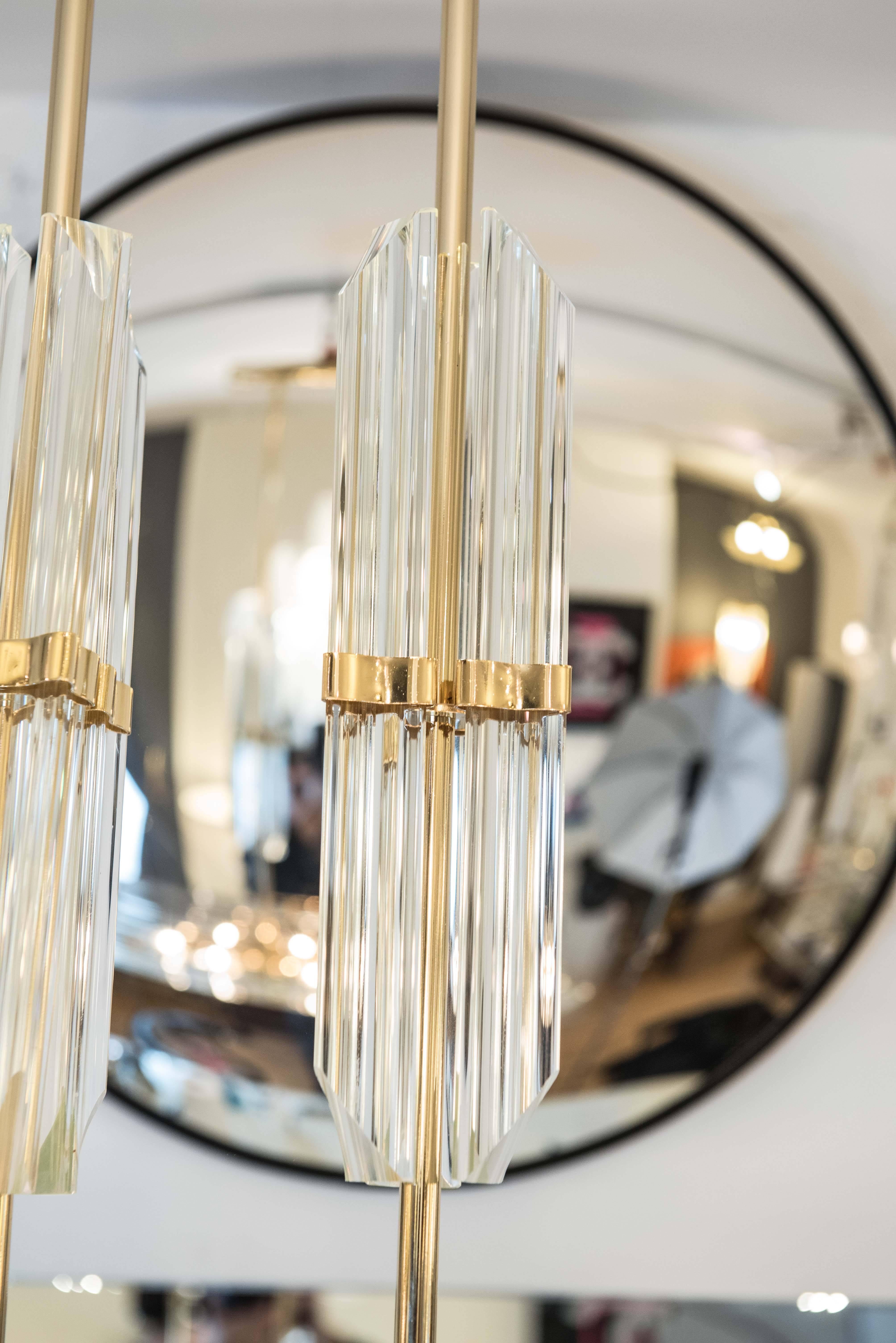 This exquisite pendant light consists of eleven 31