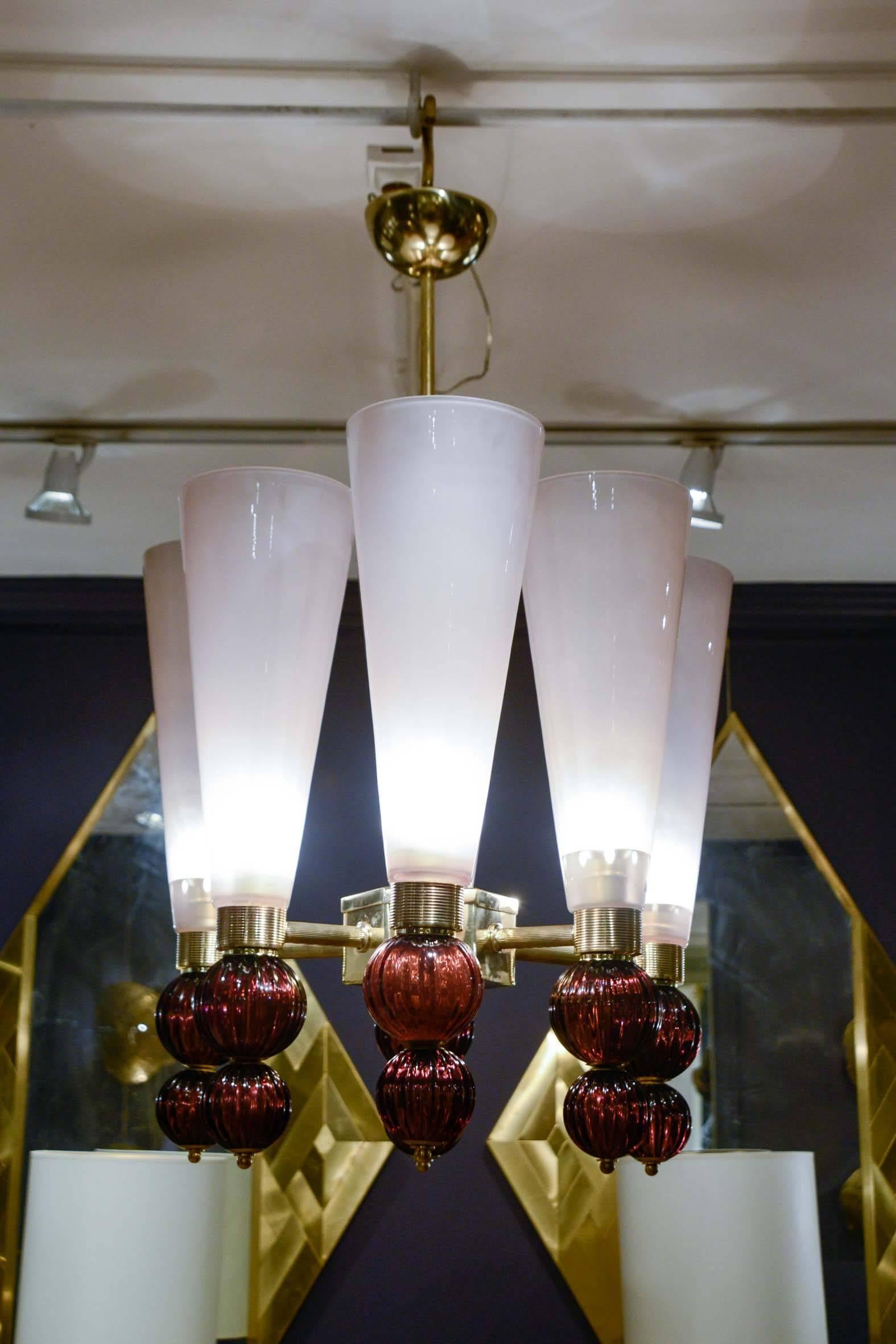 Paire de lustres en verre de Murano à six bras, structure en laiton, verre de Murano rose et violet foncé.
Pourrait être vendu individuellement.
Prix pour un lustre. 