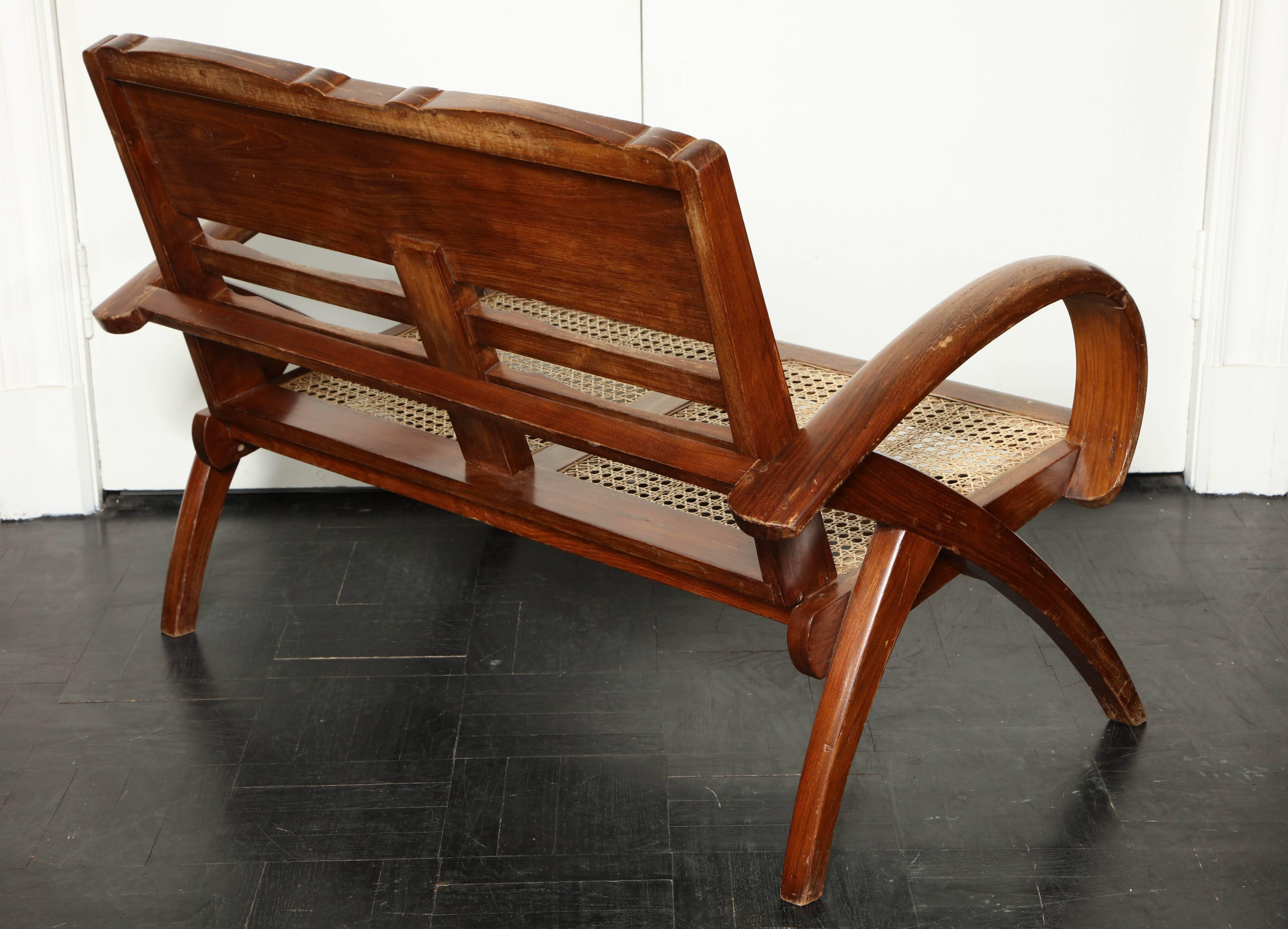 Set of Four Folding Hardwood Colonial Style Armchairs, Settee en Suite In Good Condition For Sale In New York, NY