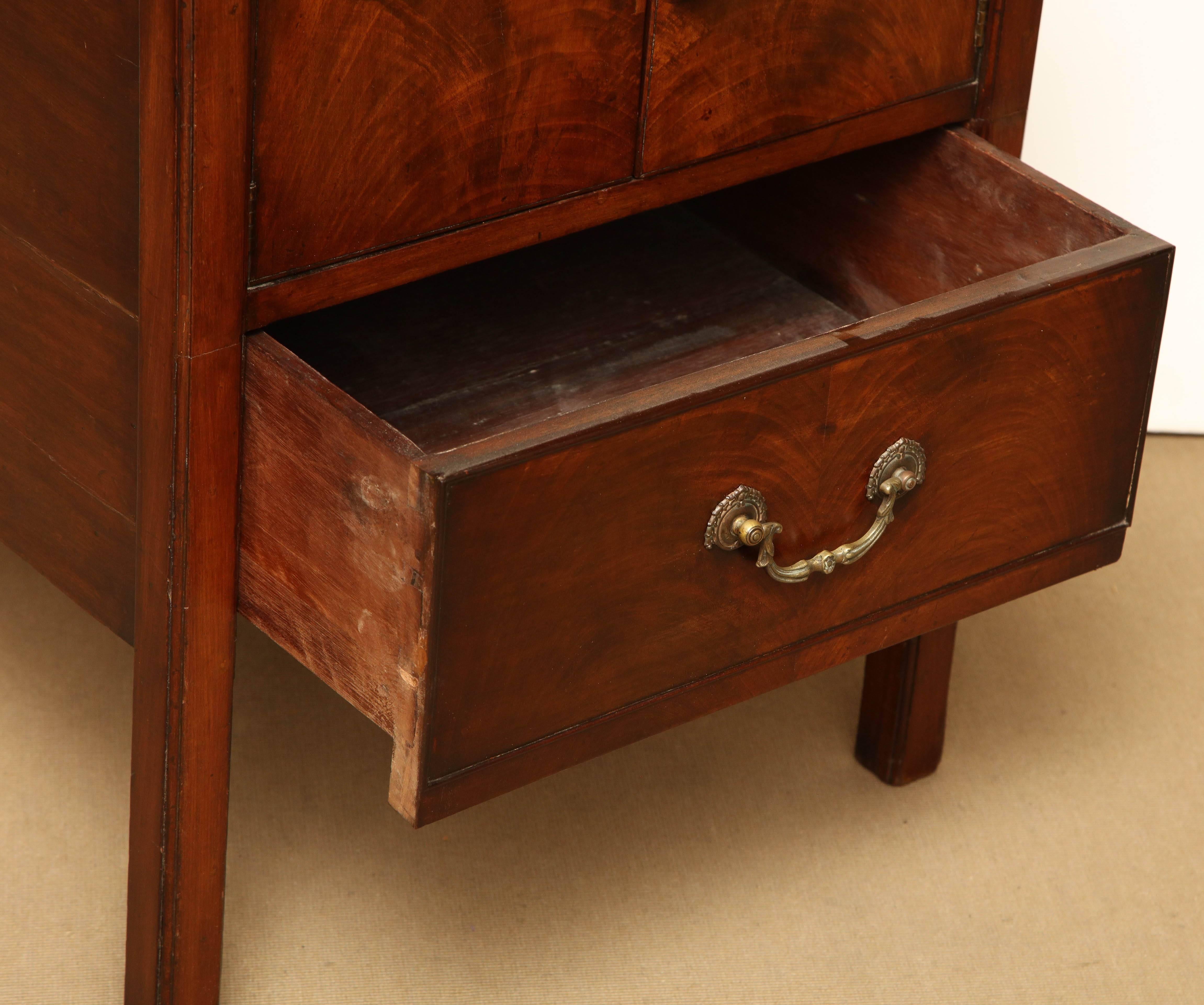 Early 19th Century English, Mahogany Bed Side Table In Good Condition In New York, NY