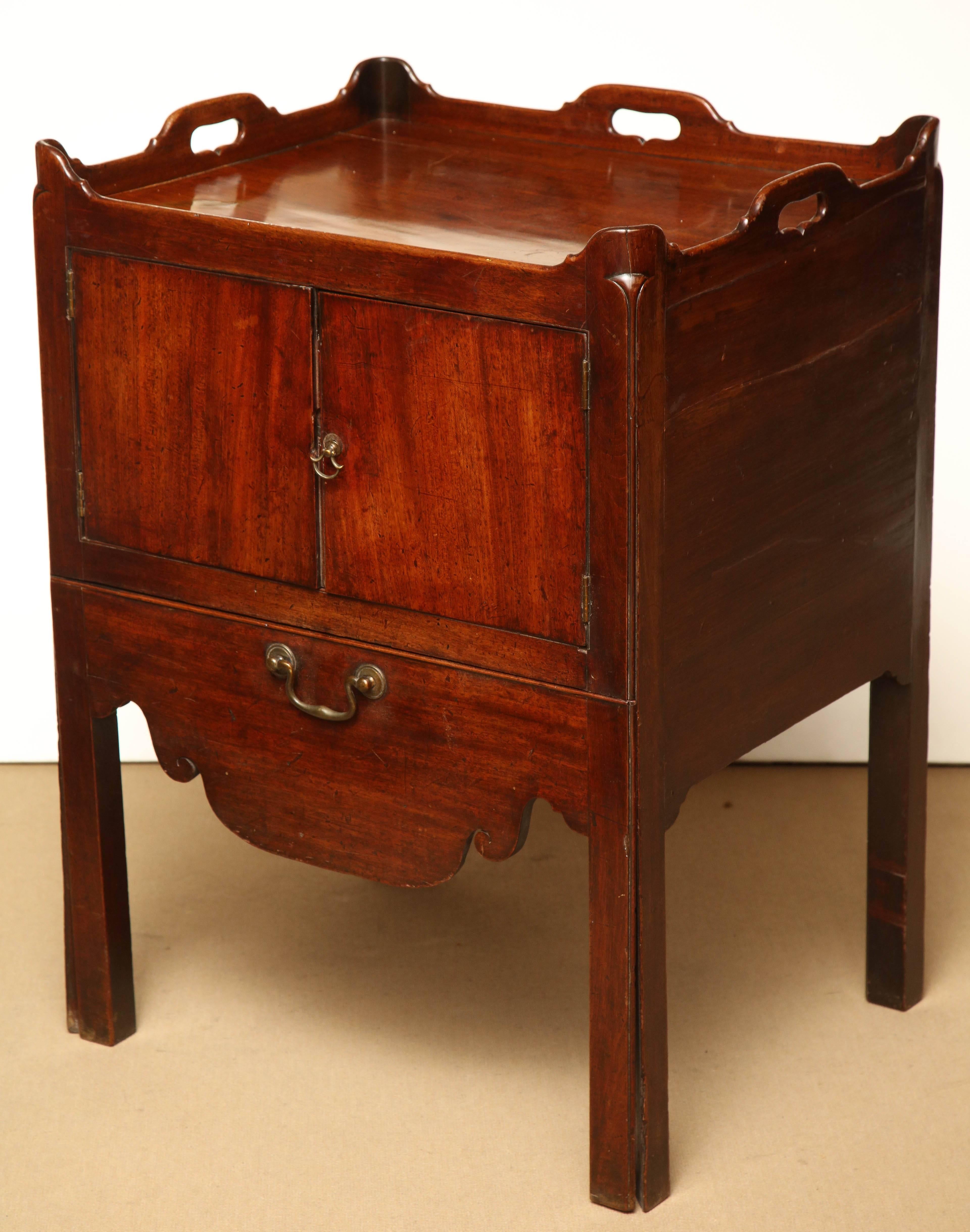Early 19th century English bedside table in mahogany.