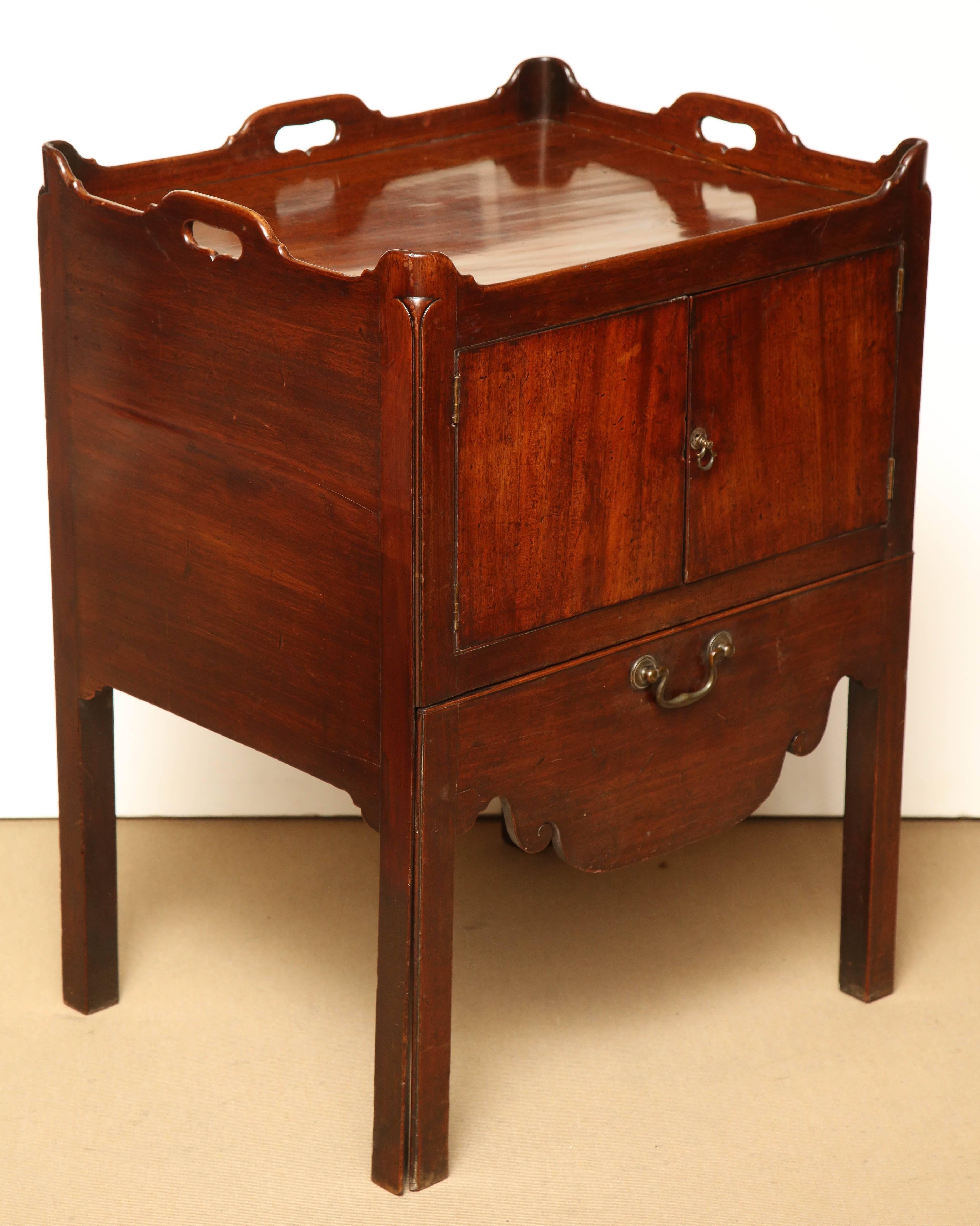Early 19th Century English Bed Side Table in Mahogany 3