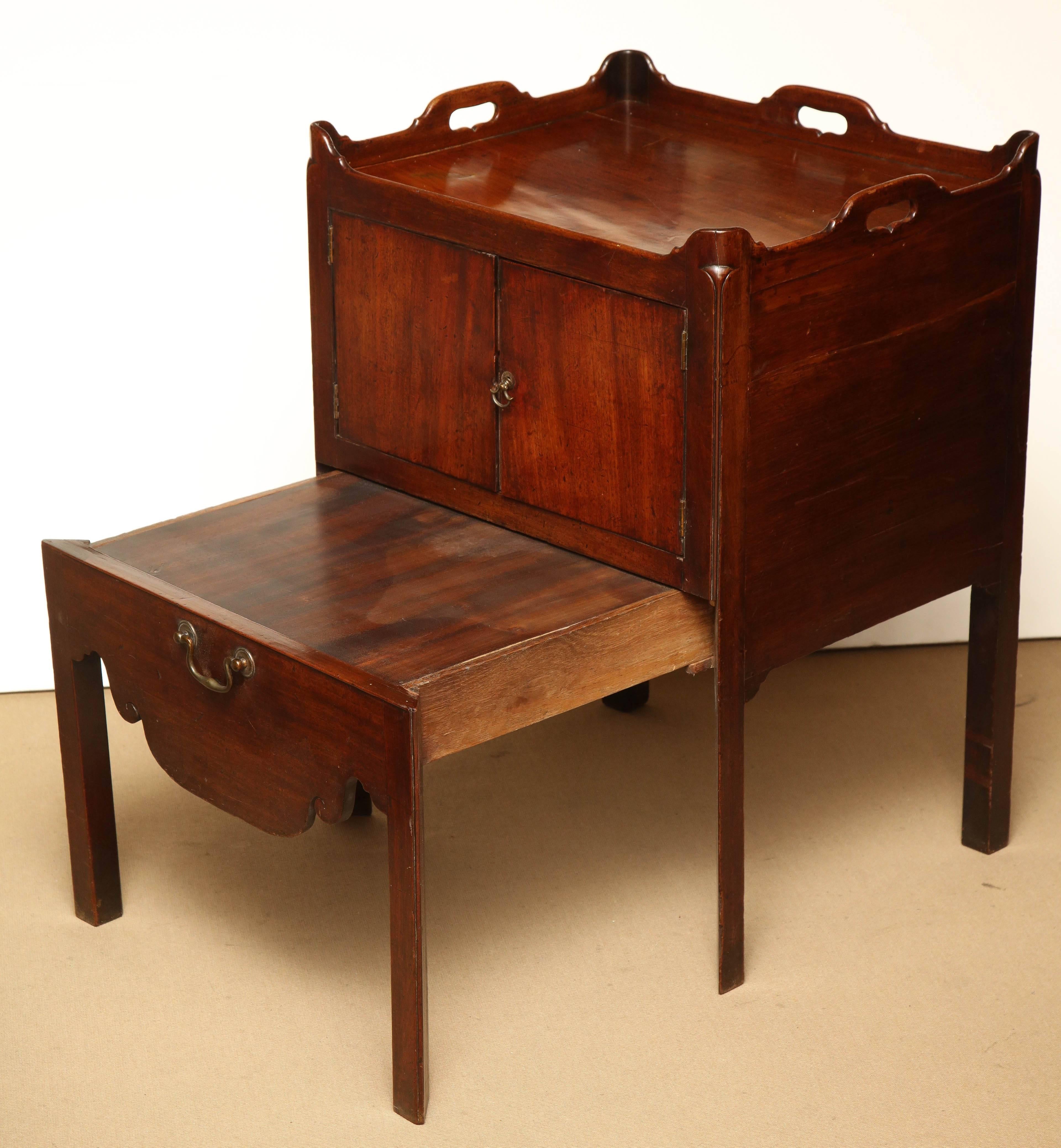 Early 19th Century English Bed Side Table in Mahogany 4