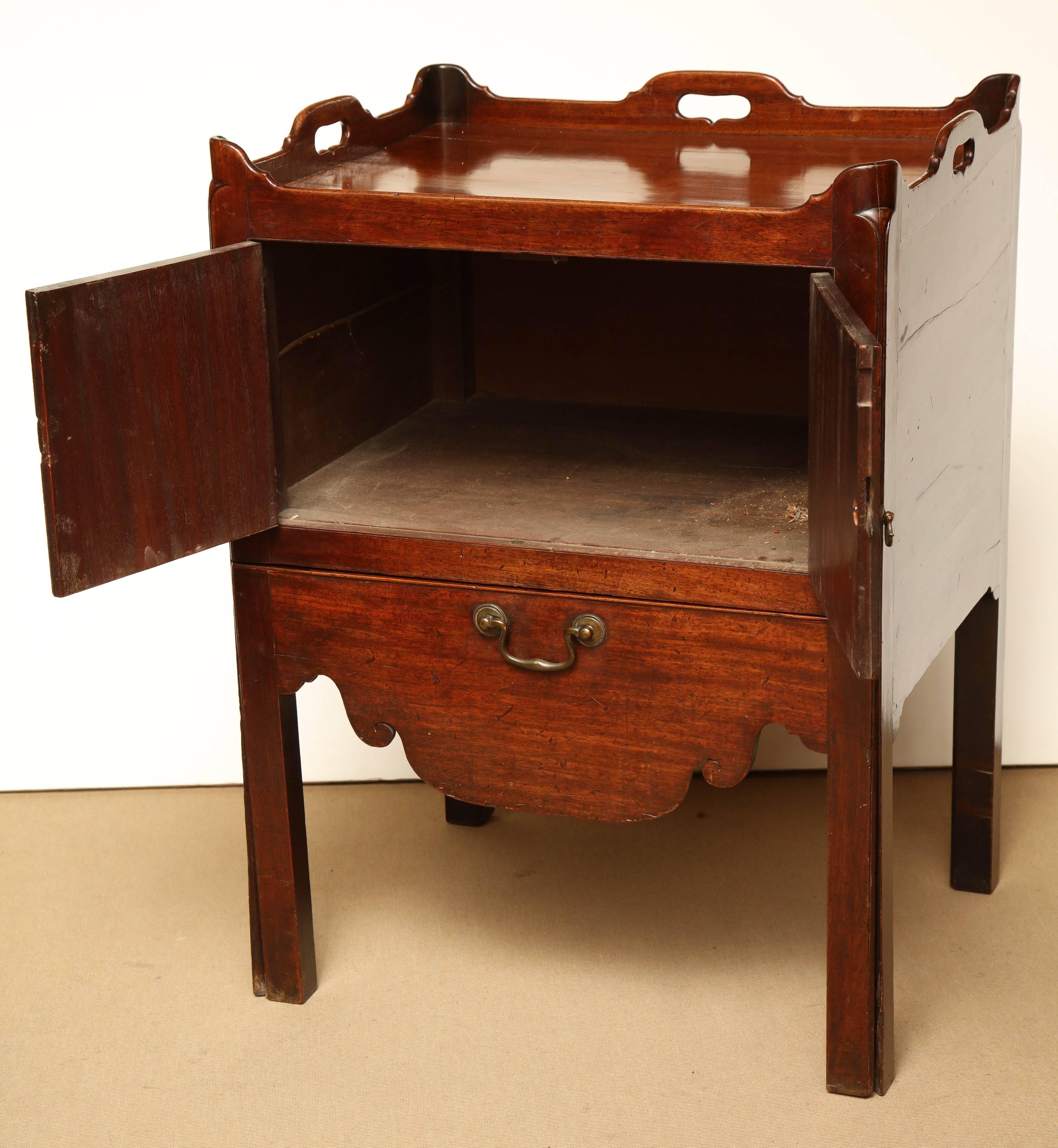 Early 19th Century English Bed Side Table in Mahogany 5
