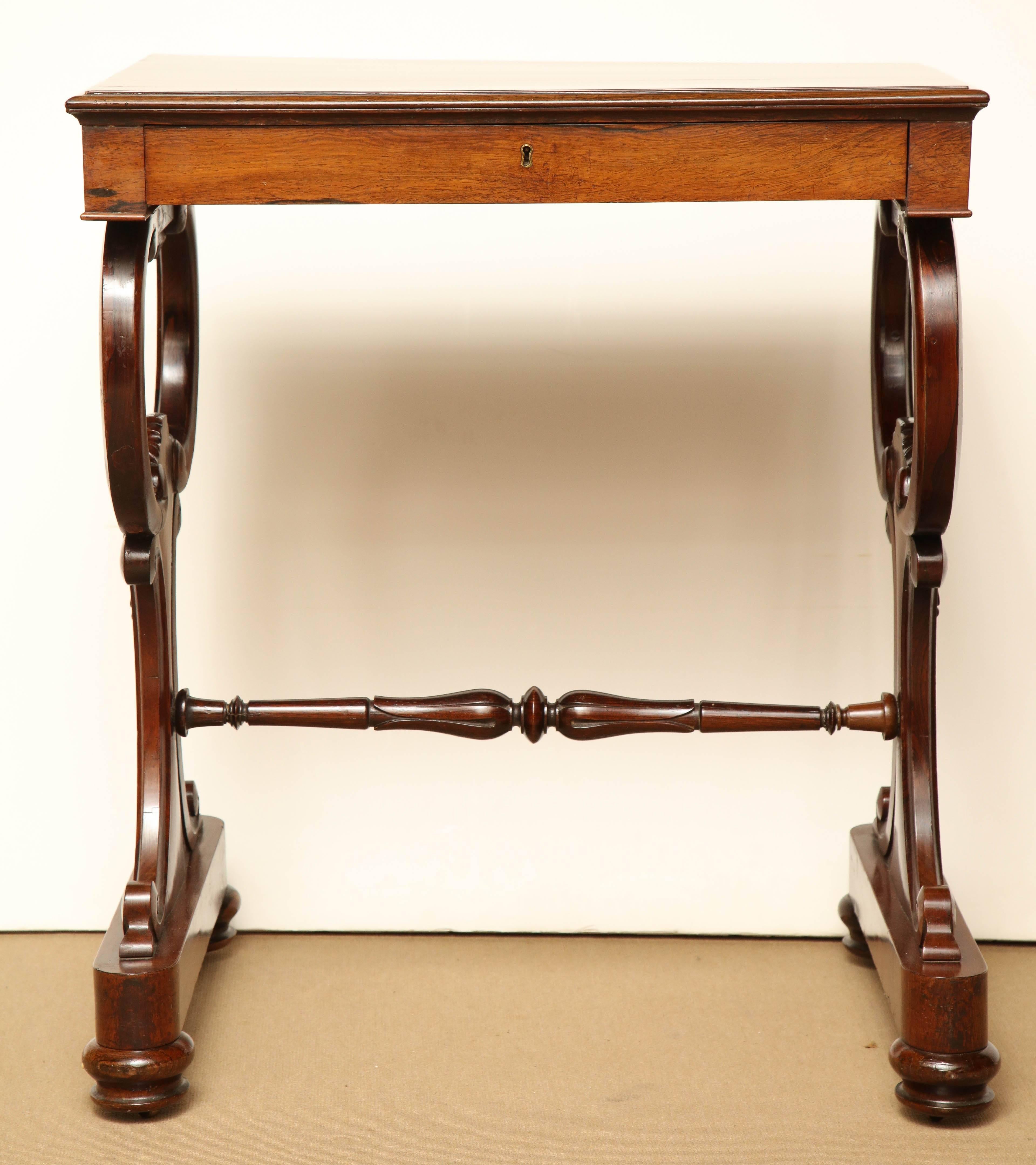 Mid-19th century English worktable with fitted drawer in goncalo alves.