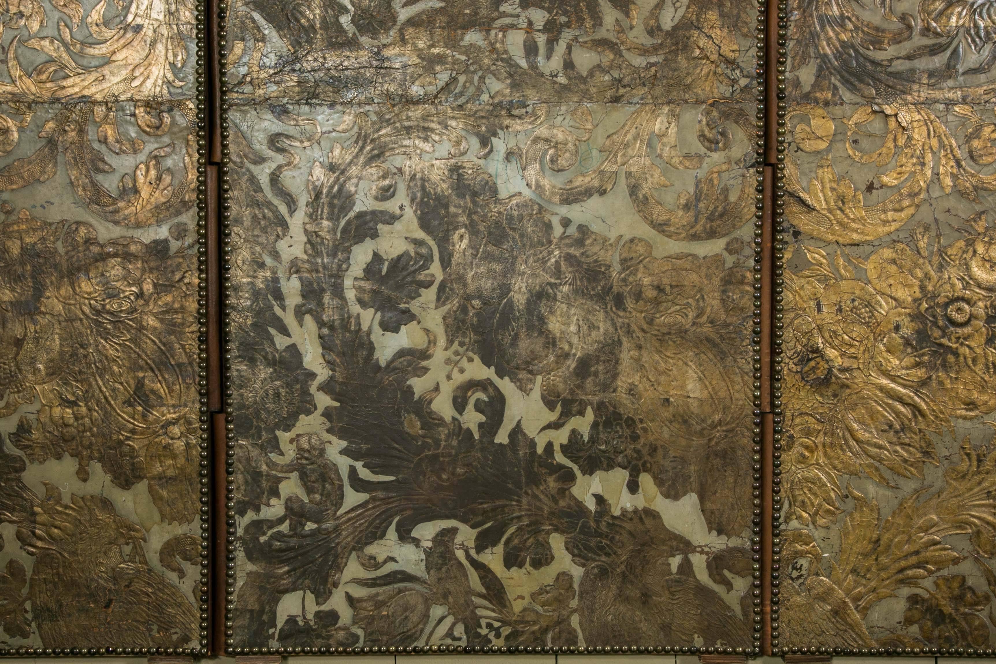Early 19th century standing screen with four panels, with wonderful patinated cordoba leather. Decor of birds, monkeys and foliage.
The back is covered with a simple beige cotton fabric.
Each panels are ended with gilt pins.
Beautiful patina.
